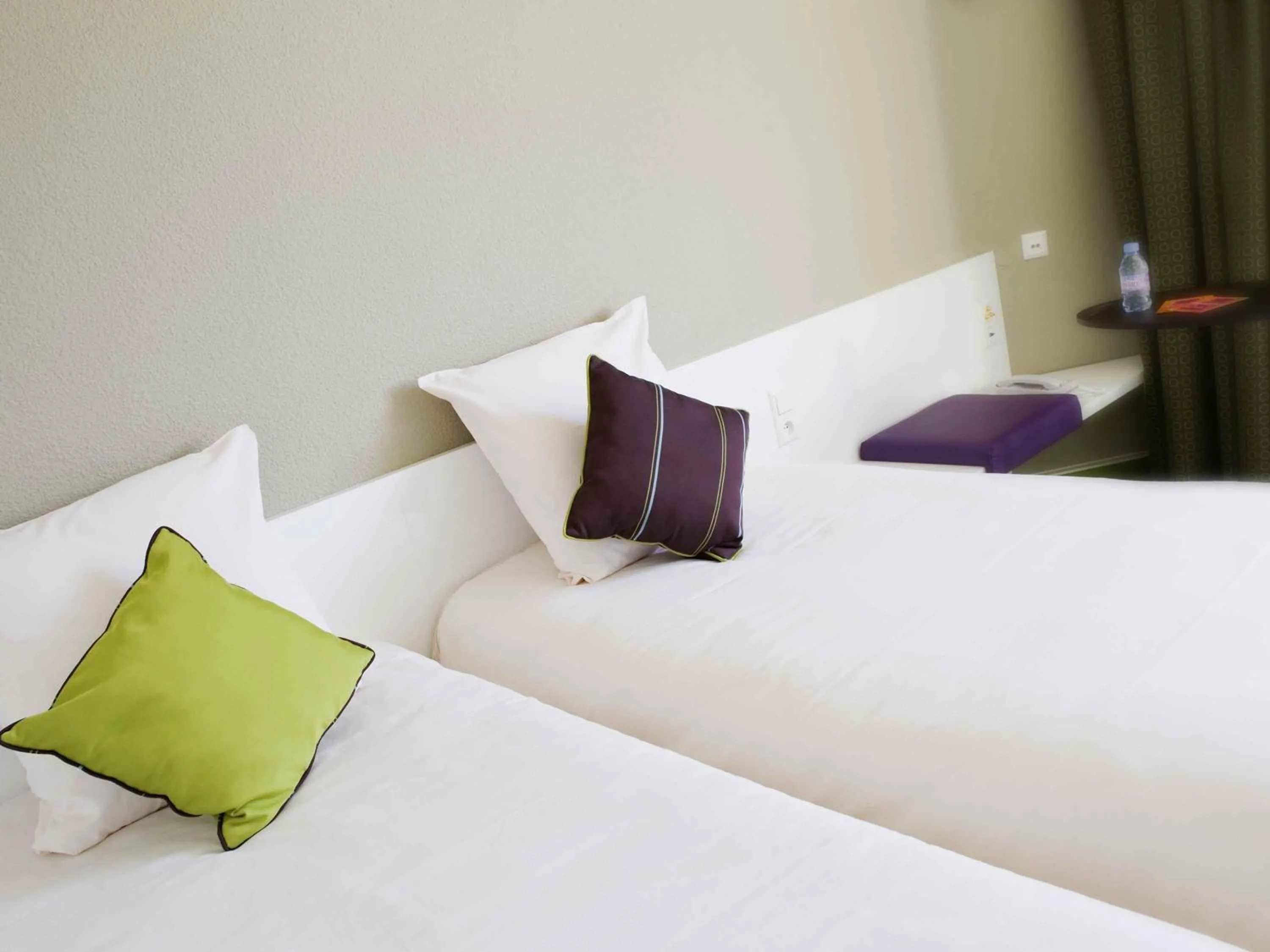 Bedroom, Bed in ibis Styles Bordeaux Aéroport