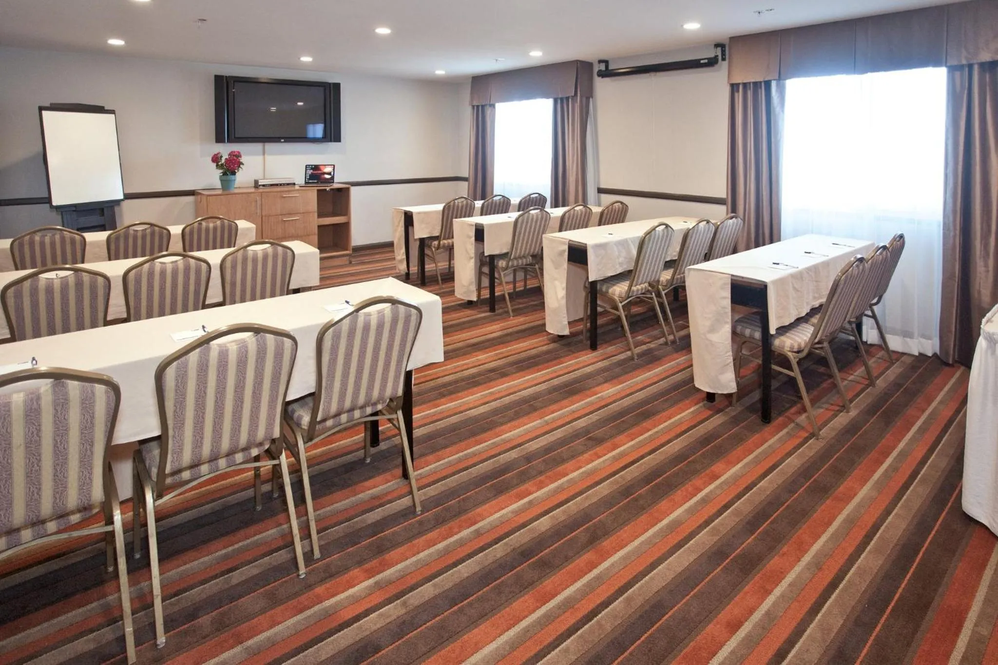 Meeting/conference room in Holiday Inn Express San Francisco Airport South by IHG
