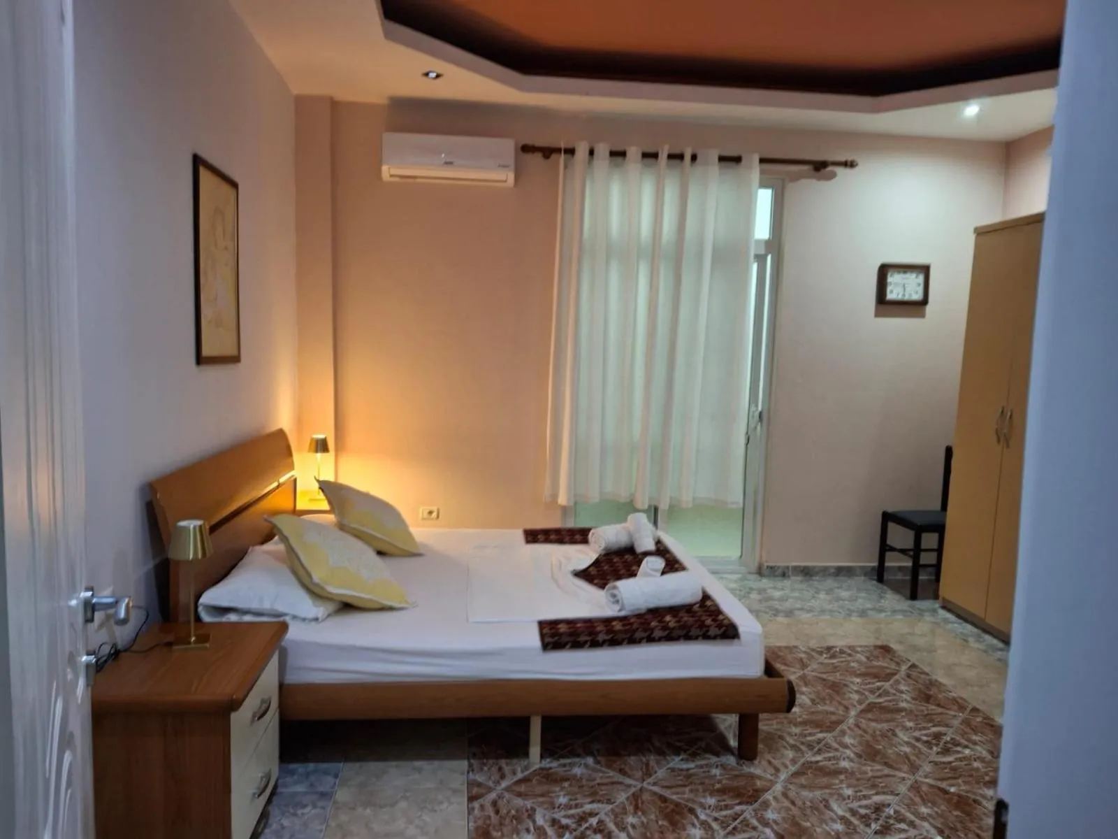 Photo of the whole room, Bed in Chicago hotel