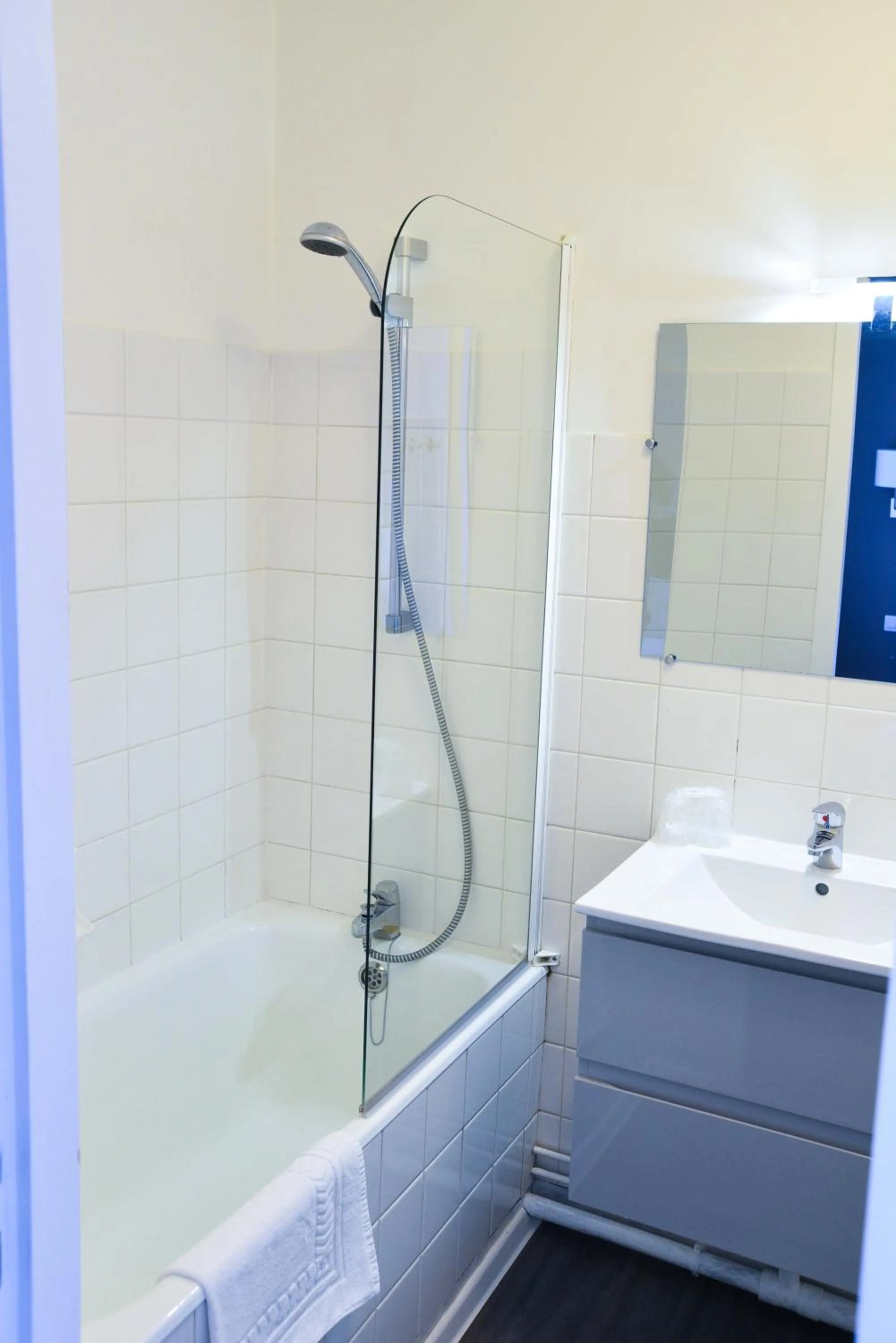 Bathroom in Cit'Hôtel l'Europe - Cholet Gare