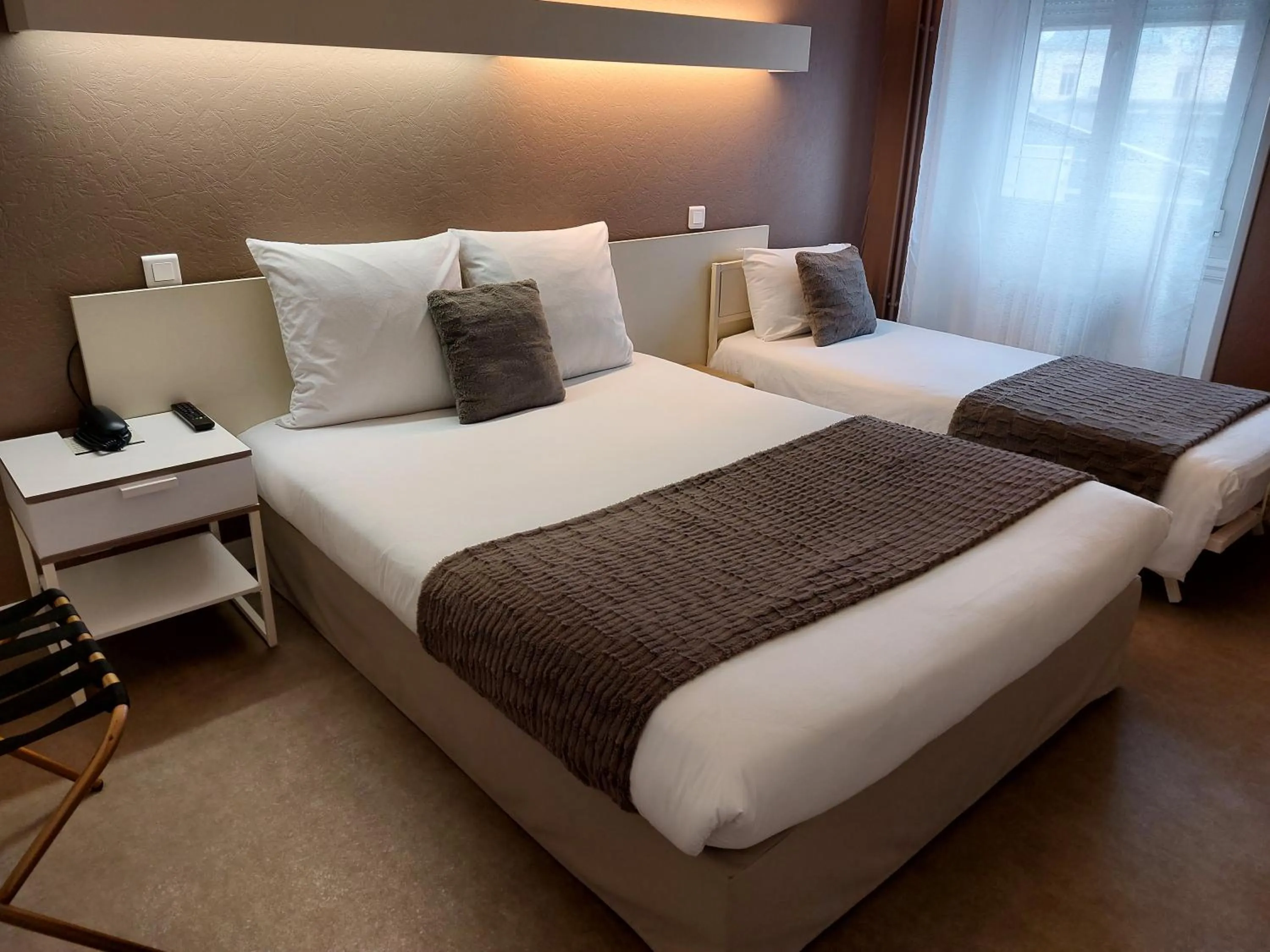 Bed in Cit'Hôtel l'Europe - Cholet Gare