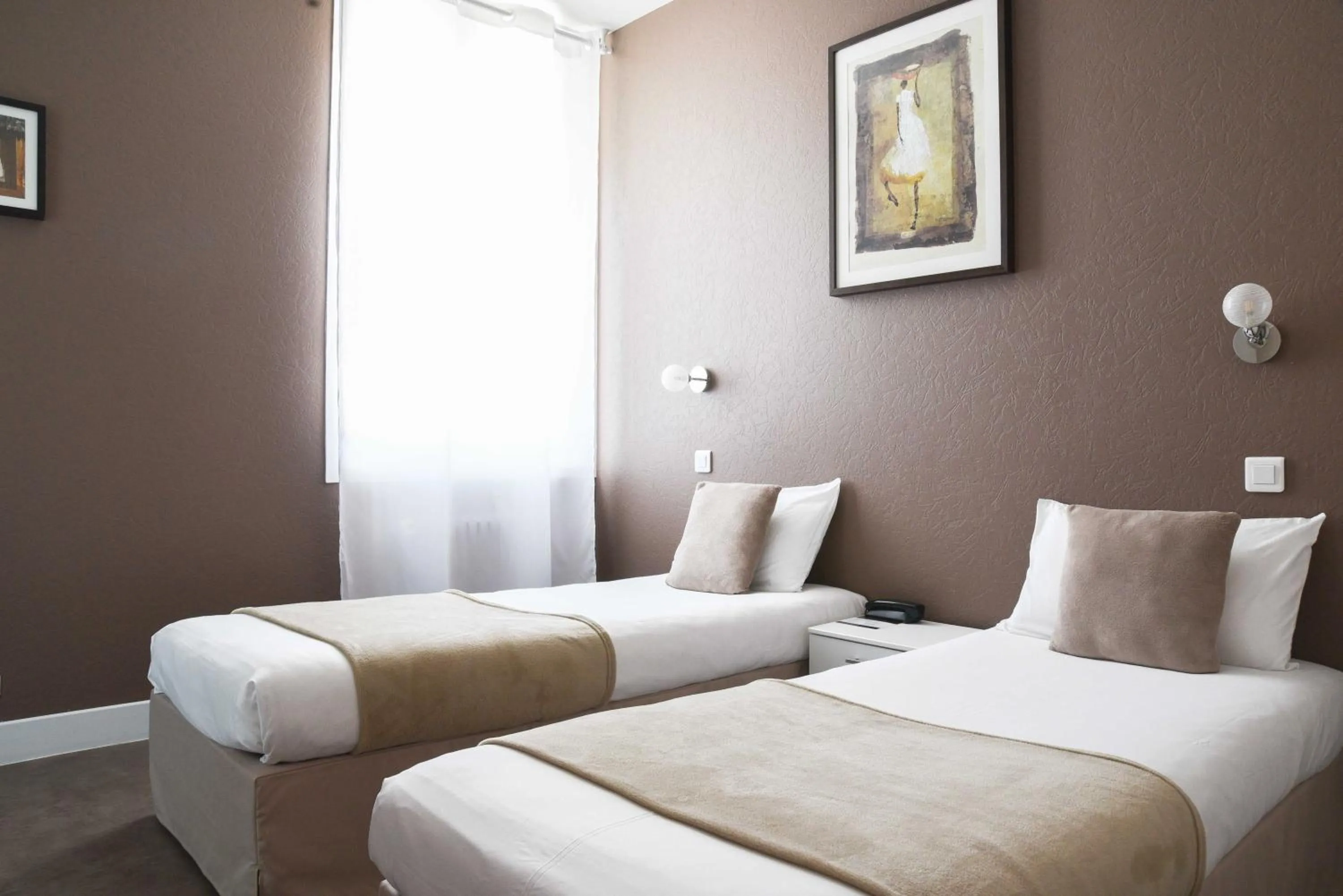 Bed in Cit'Hôtel l'Europe - Cholet Gare