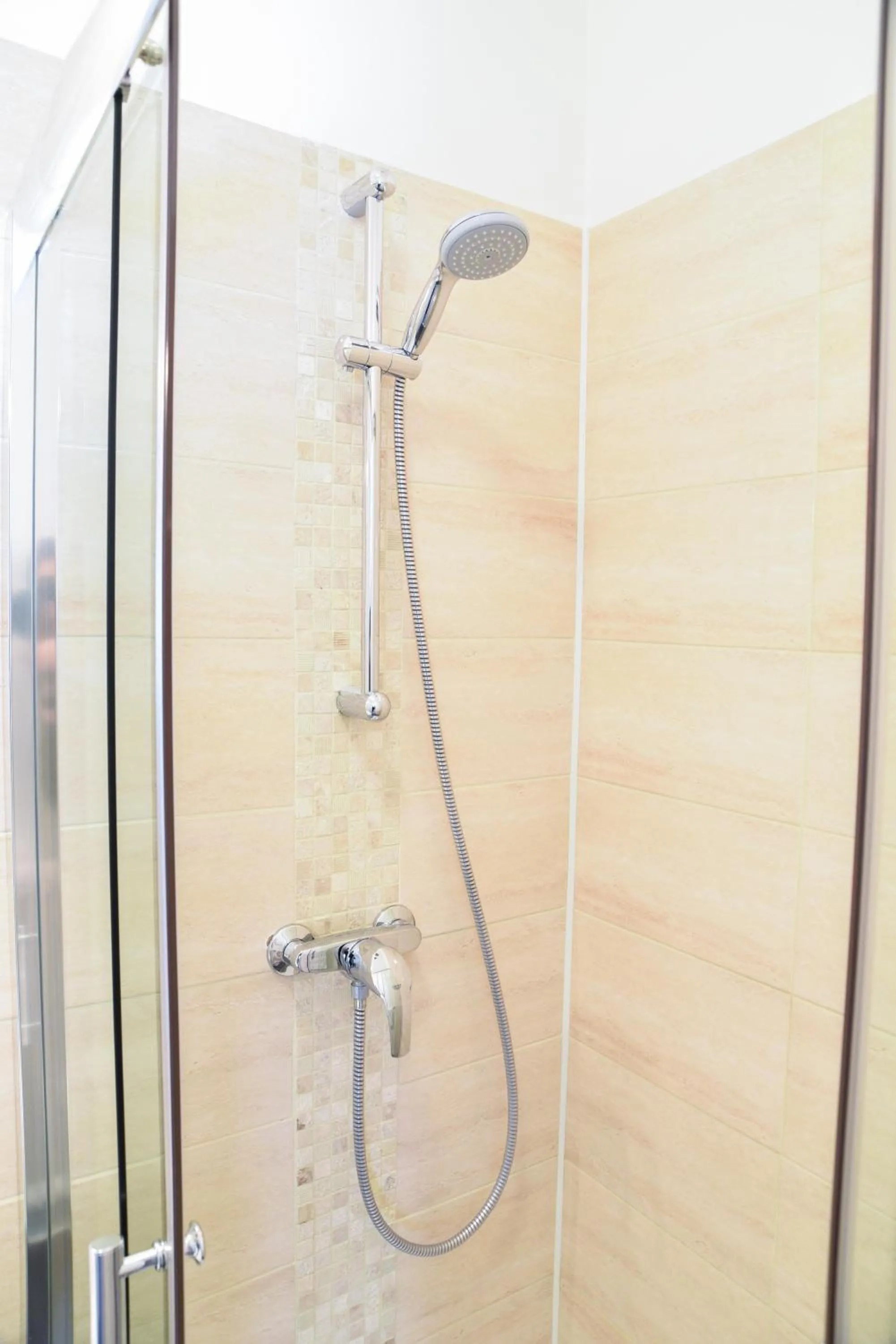 Shower in Cit'Hôtel l'Europe - Cholet Gare