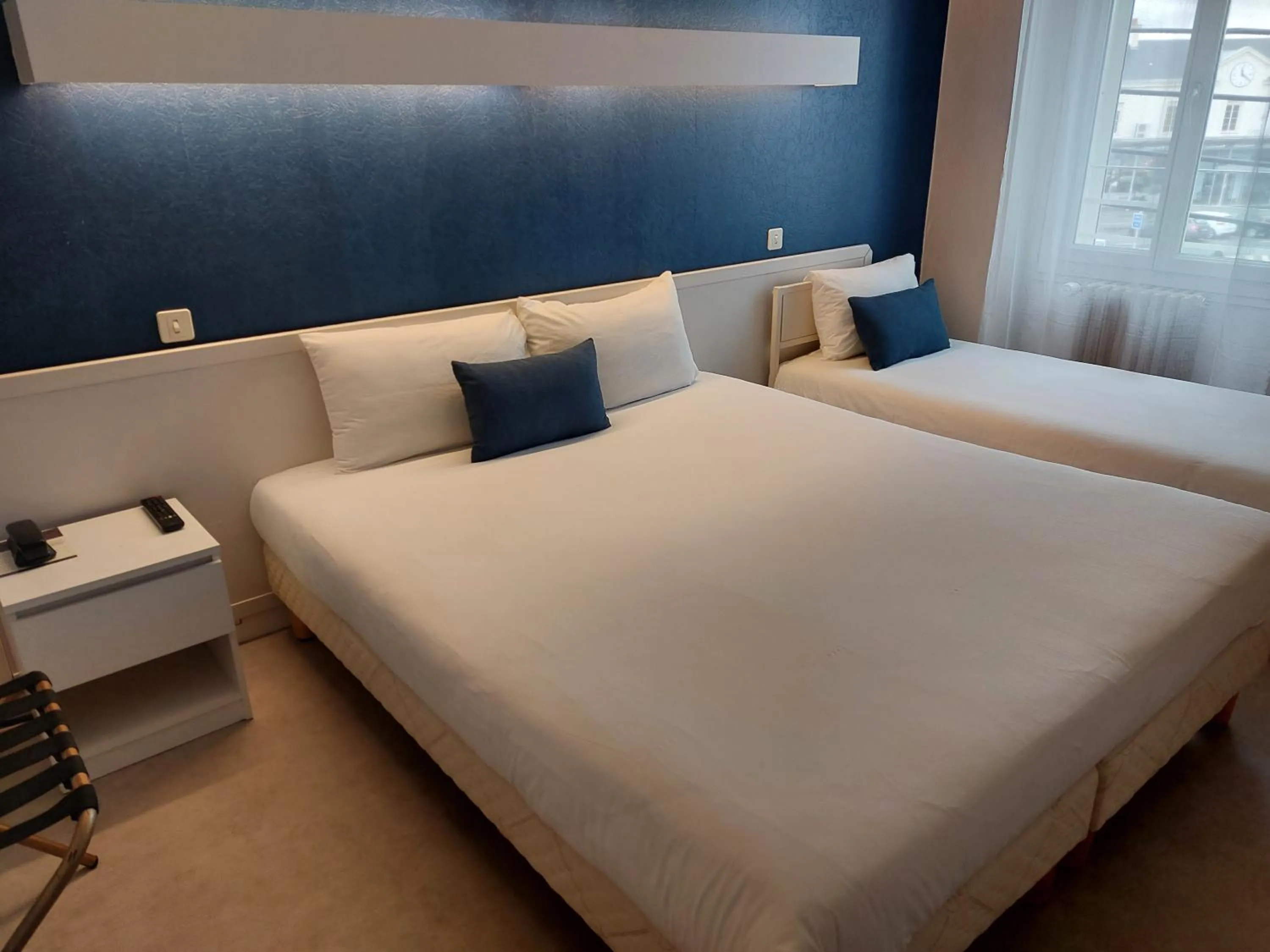 Bed in Cit'Hôtel l'Europe - Cholet Gare