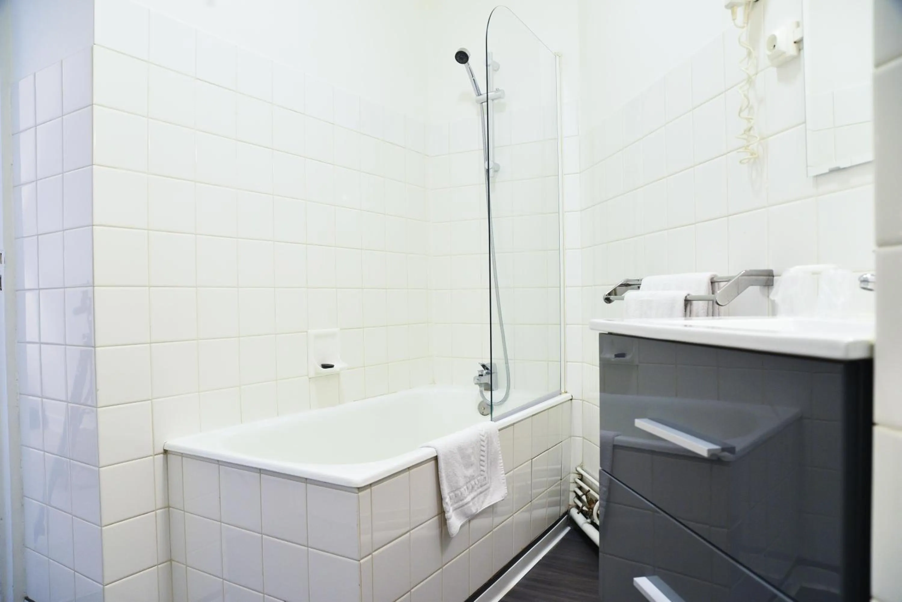 Bathroom in Cit'Hôtel l'Europe - Cholet Gare