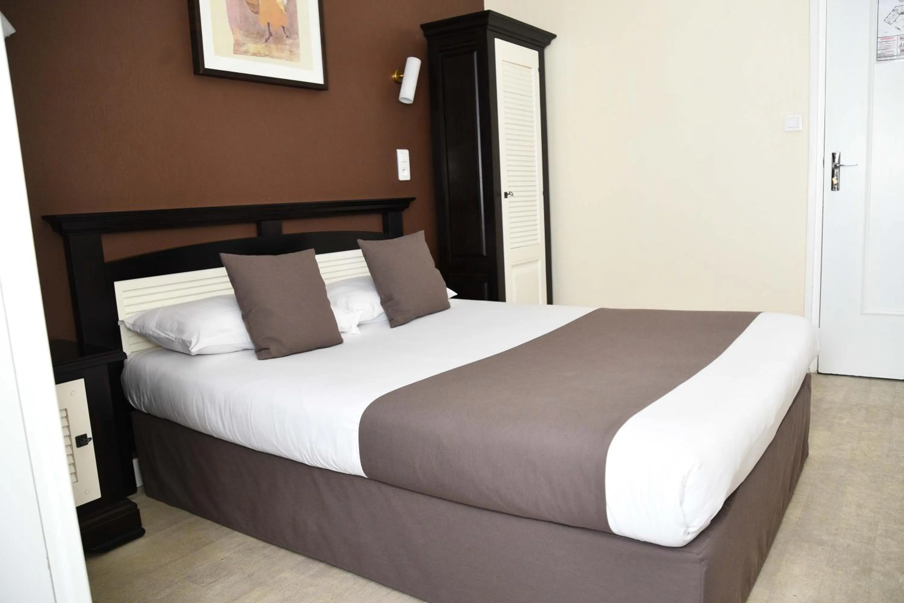 Bed in Cit'Hôtel l'Europe - Cholet Gare