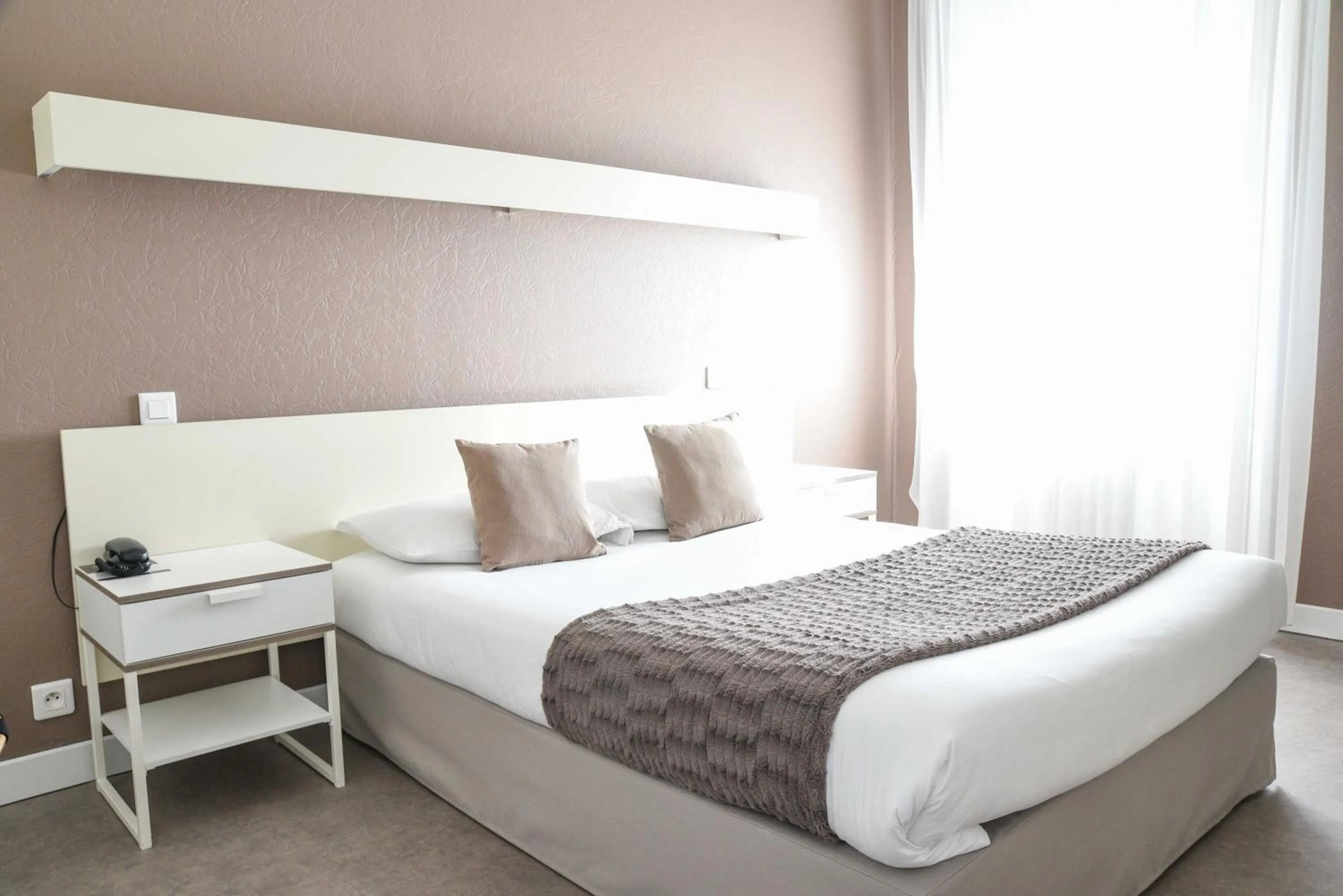 Bed in Cit'Hôtel l'Europe - Cholet Gare