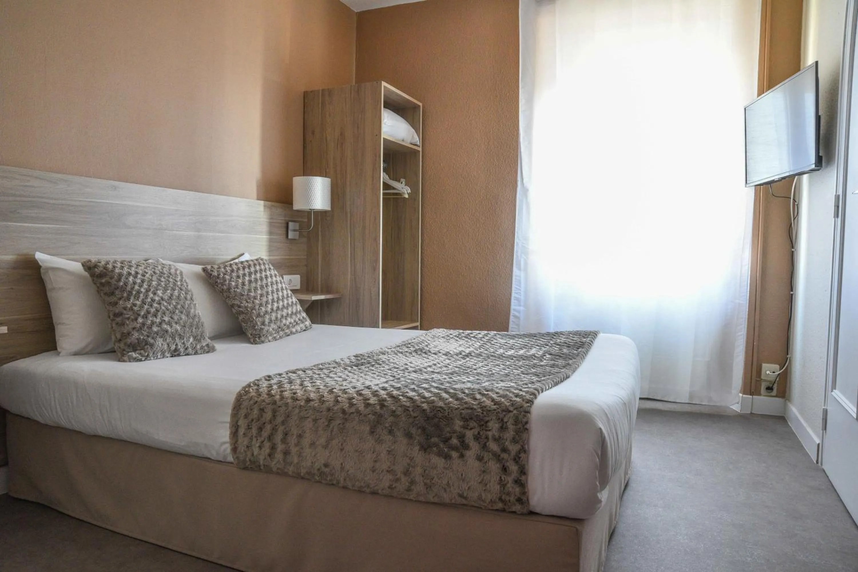 Bed in Cit'Hôtel l'Europe - Cholet Gare