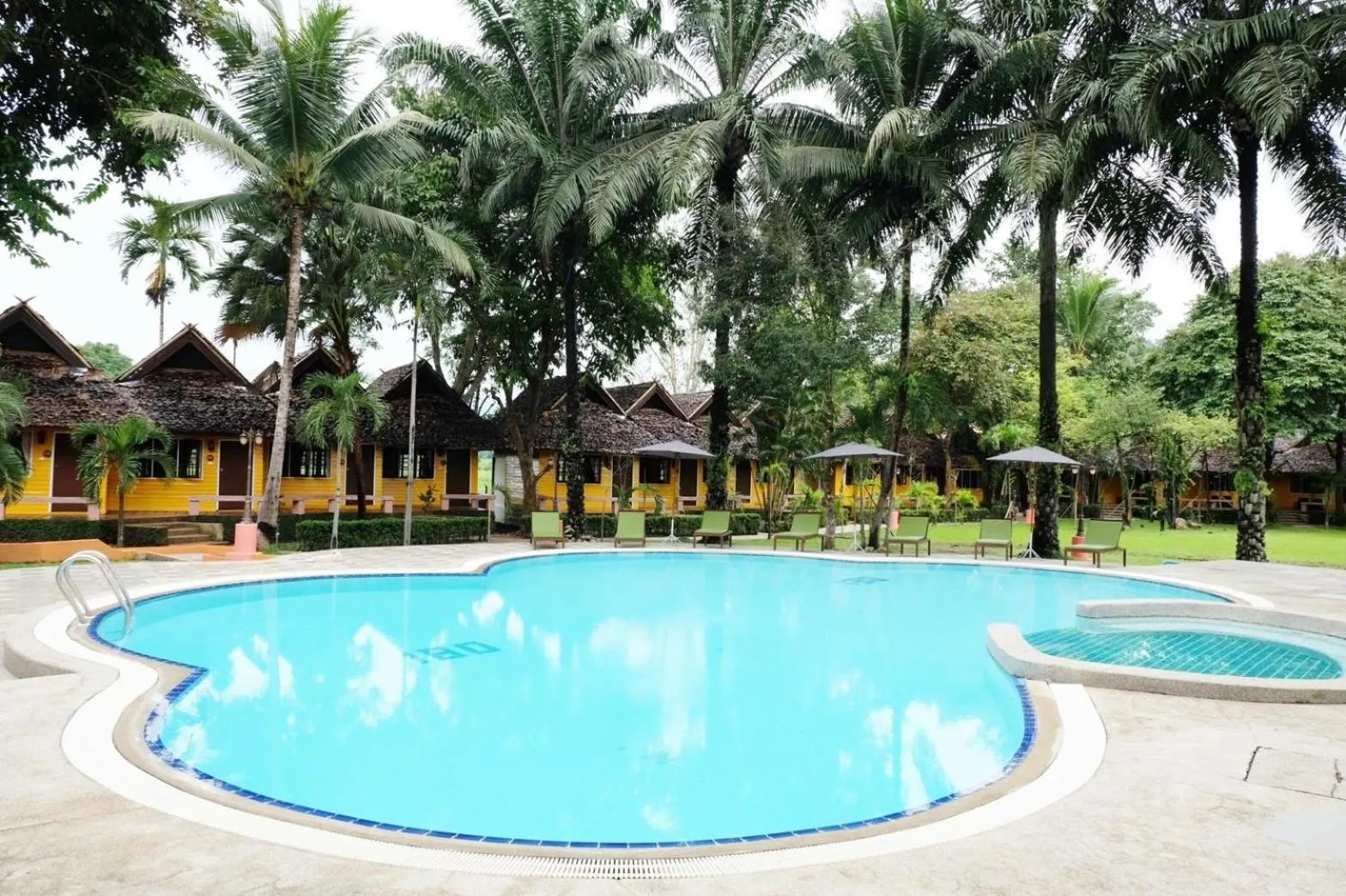Swimming pool in Hotel Siblanburi Resort