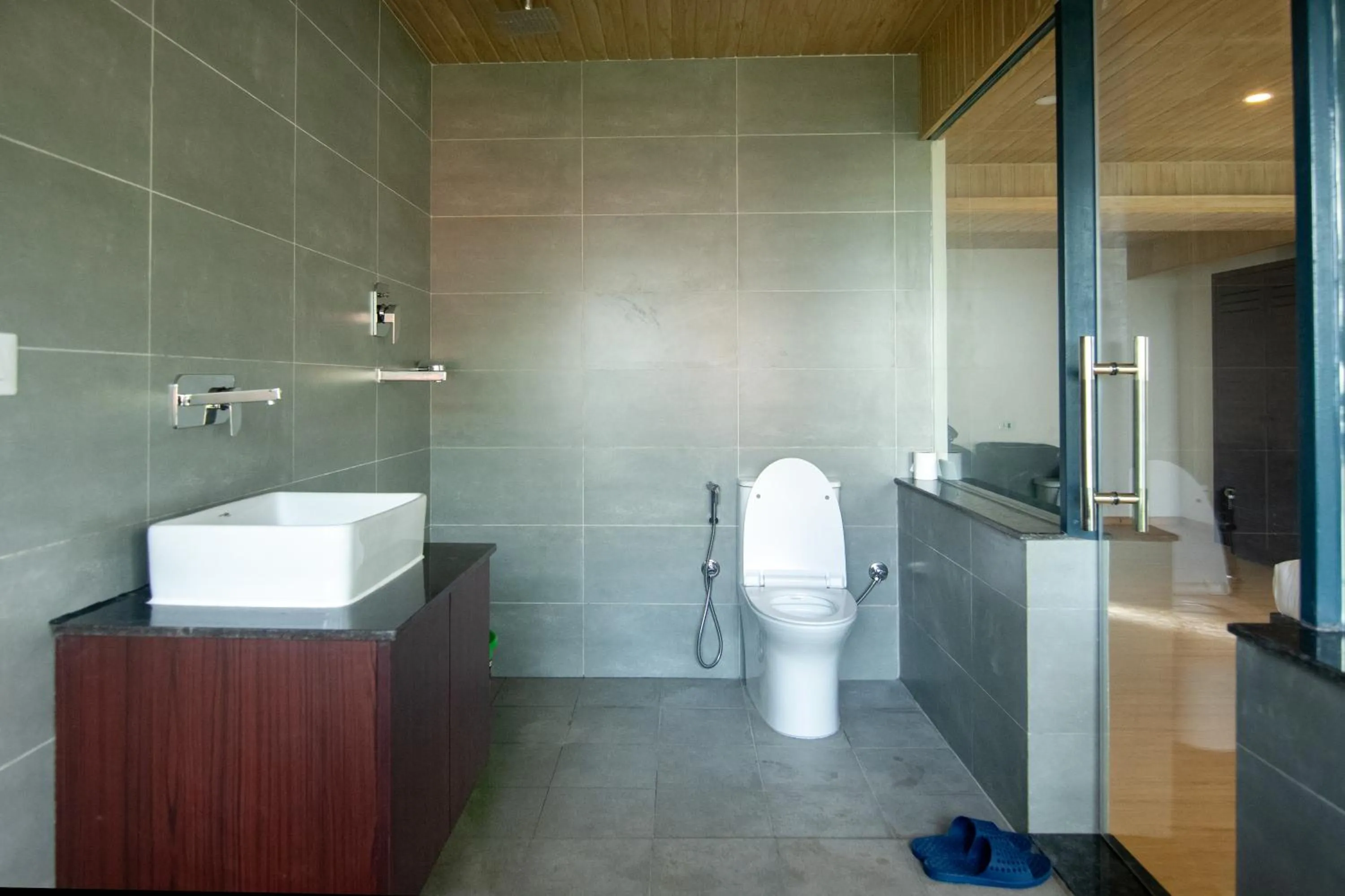 Shower in Peaceful Cottage & Cafe Du Mont