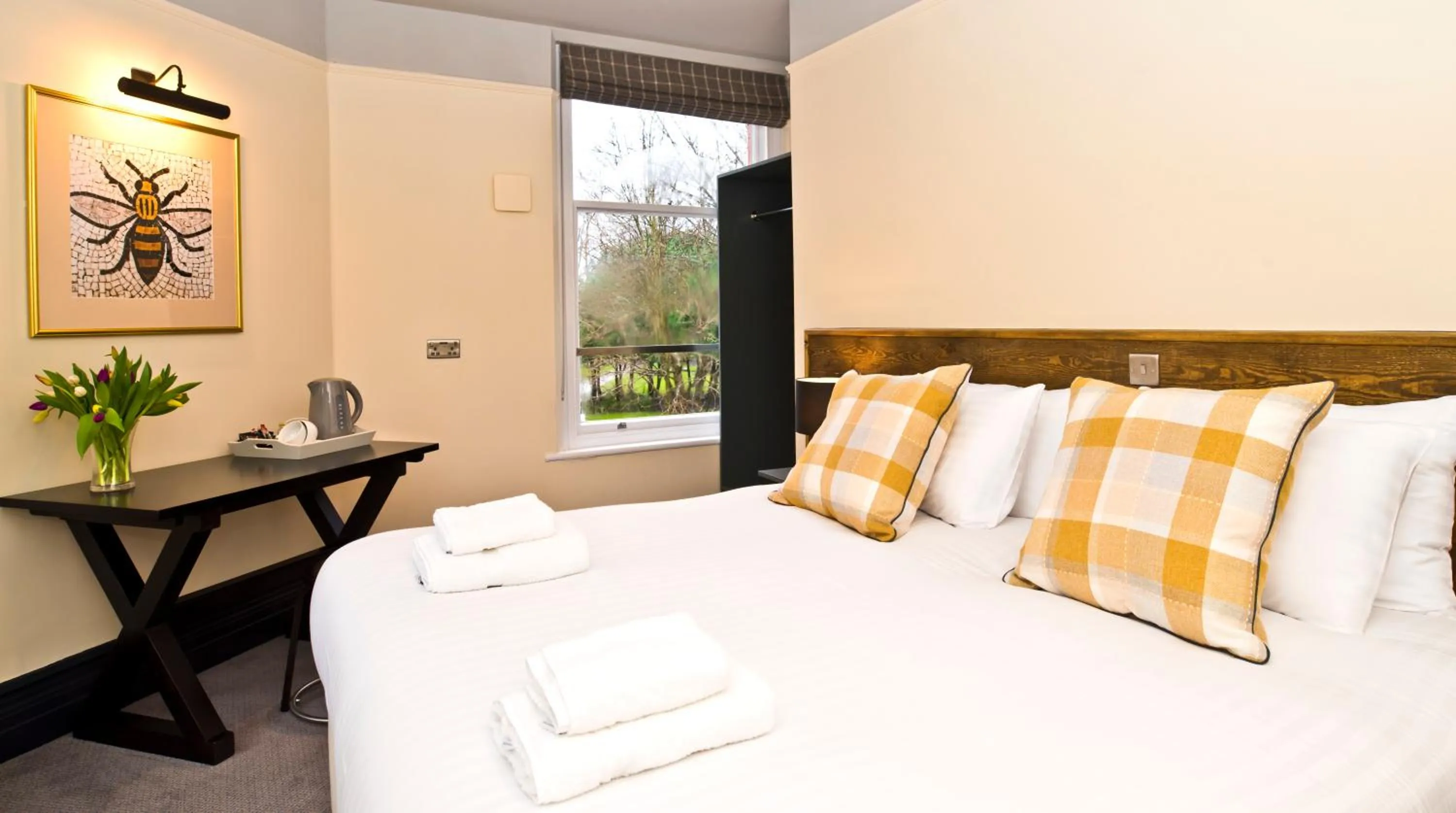 Bedroom, Bed in Bowling Green