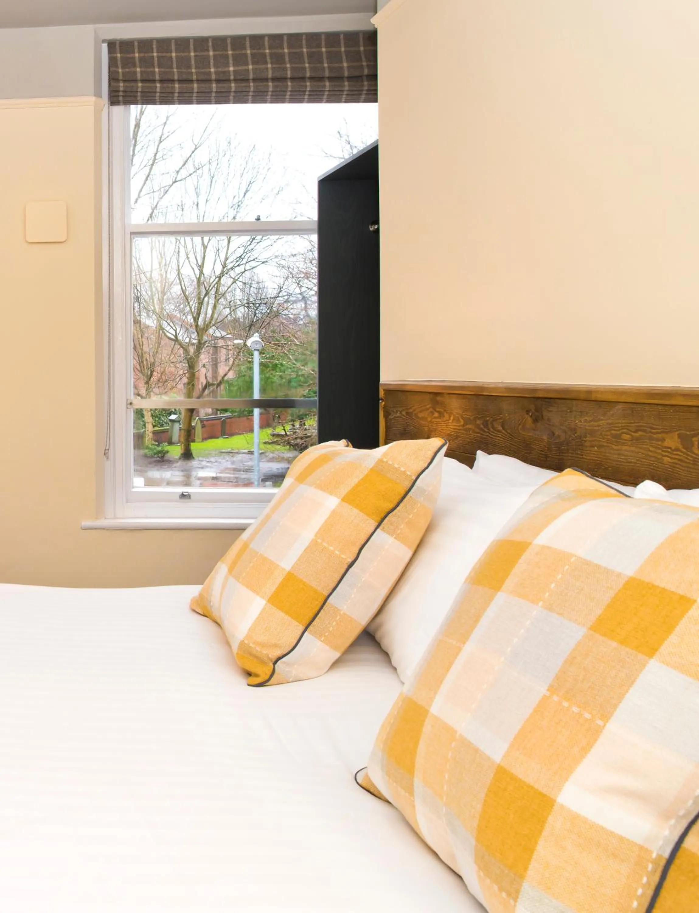 Bedroom, Bed in Bowling Green