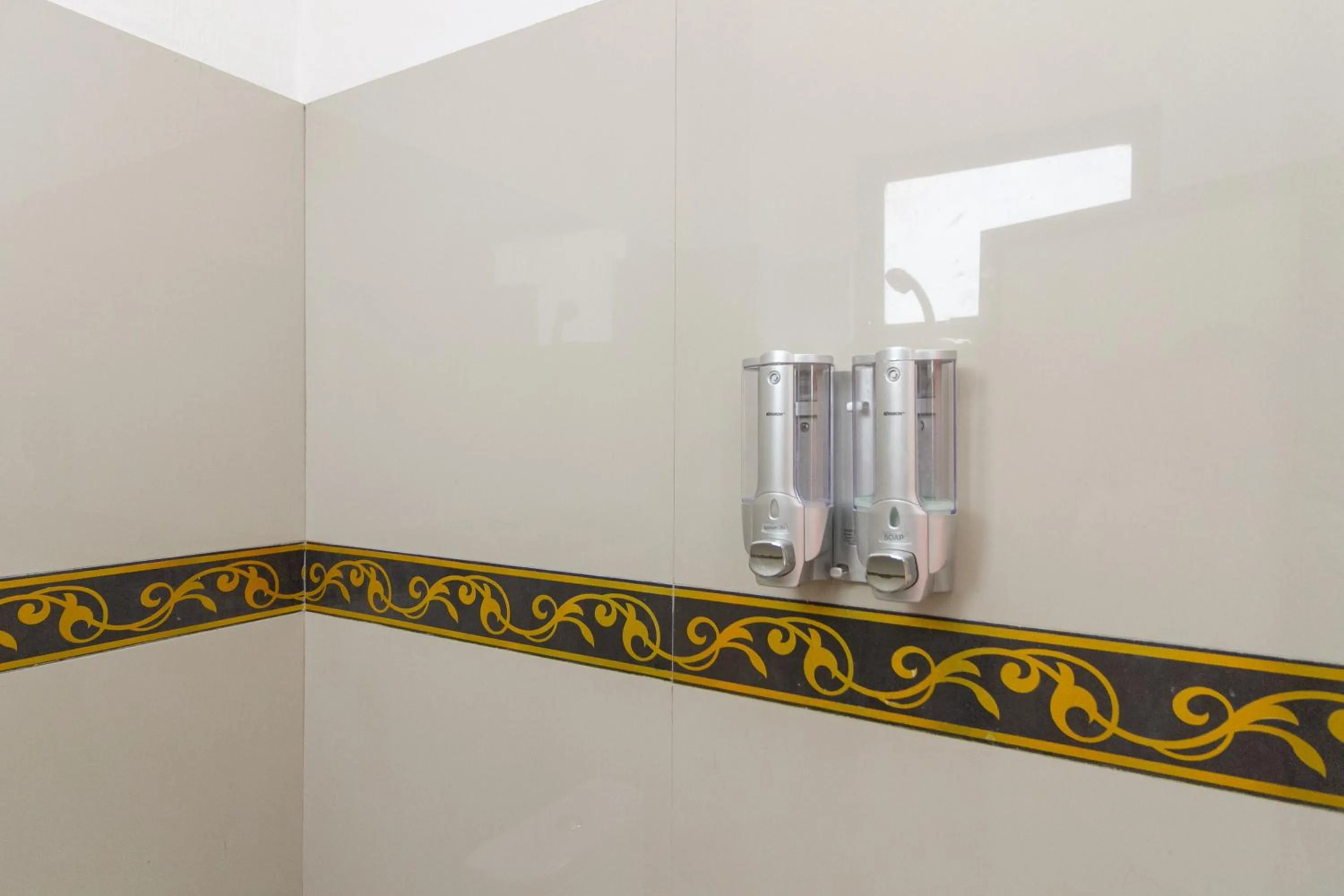 Bathroom in RedDoorz Syariah near RSU Suaka Insan Banjarmasin