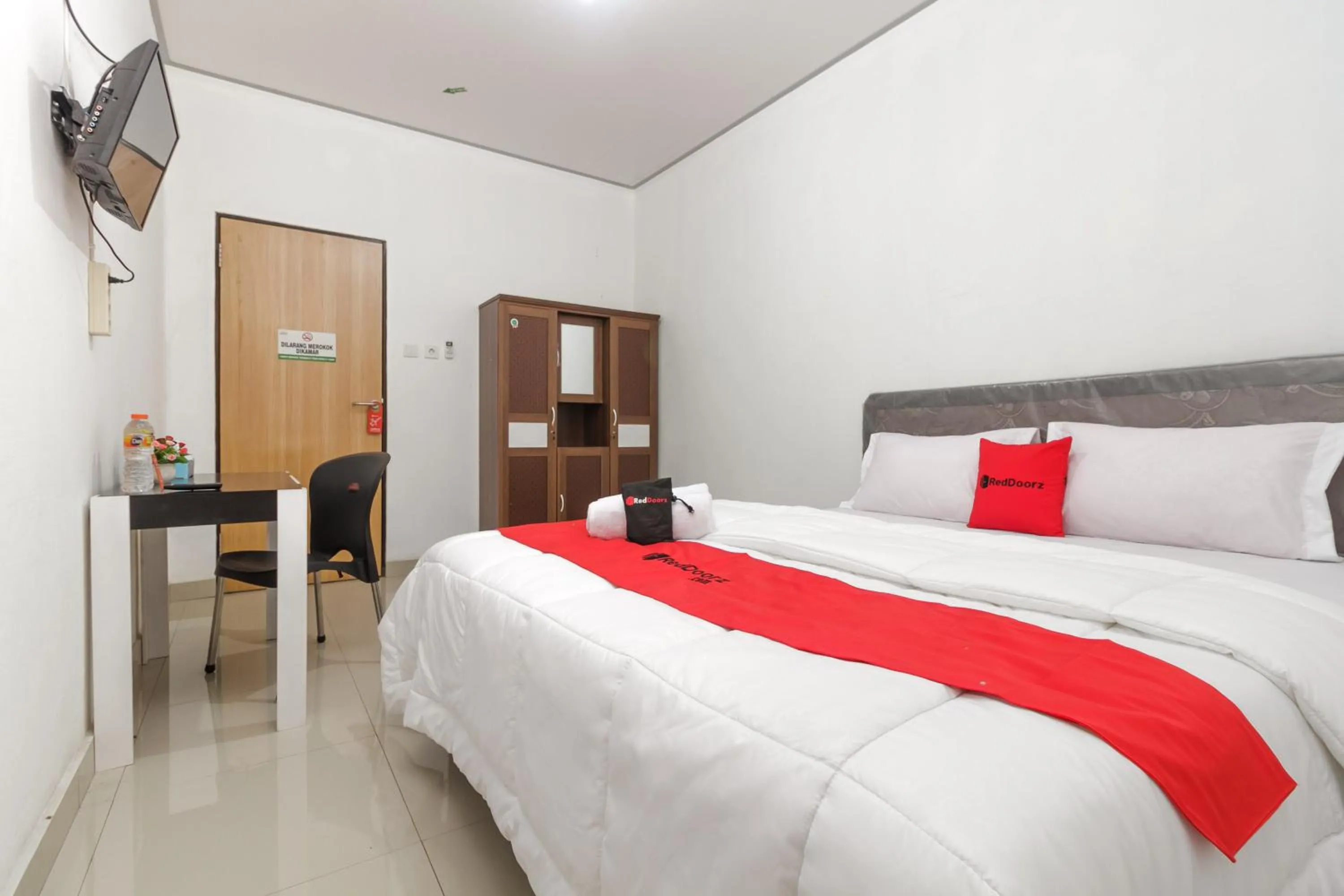Bedroom, Bed in RedDoorz Syariah near RSU Suaka Insan Banjarmasin