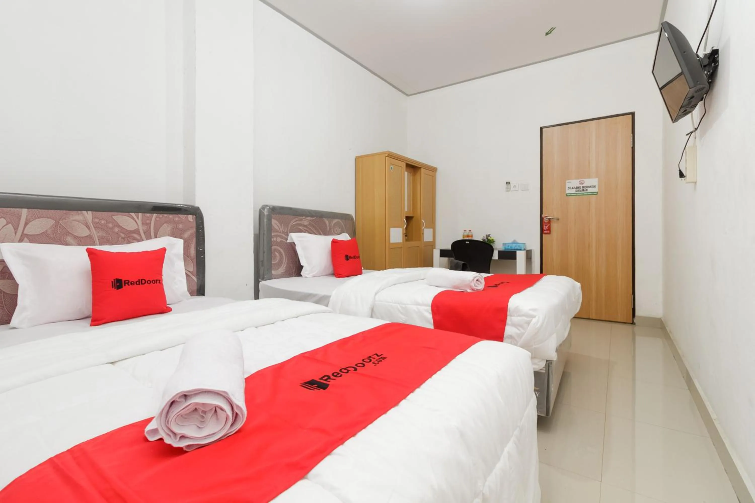 Bedroom, Bed in RedDoorz Syariah near RSU Suaka Insan Banjarmasin