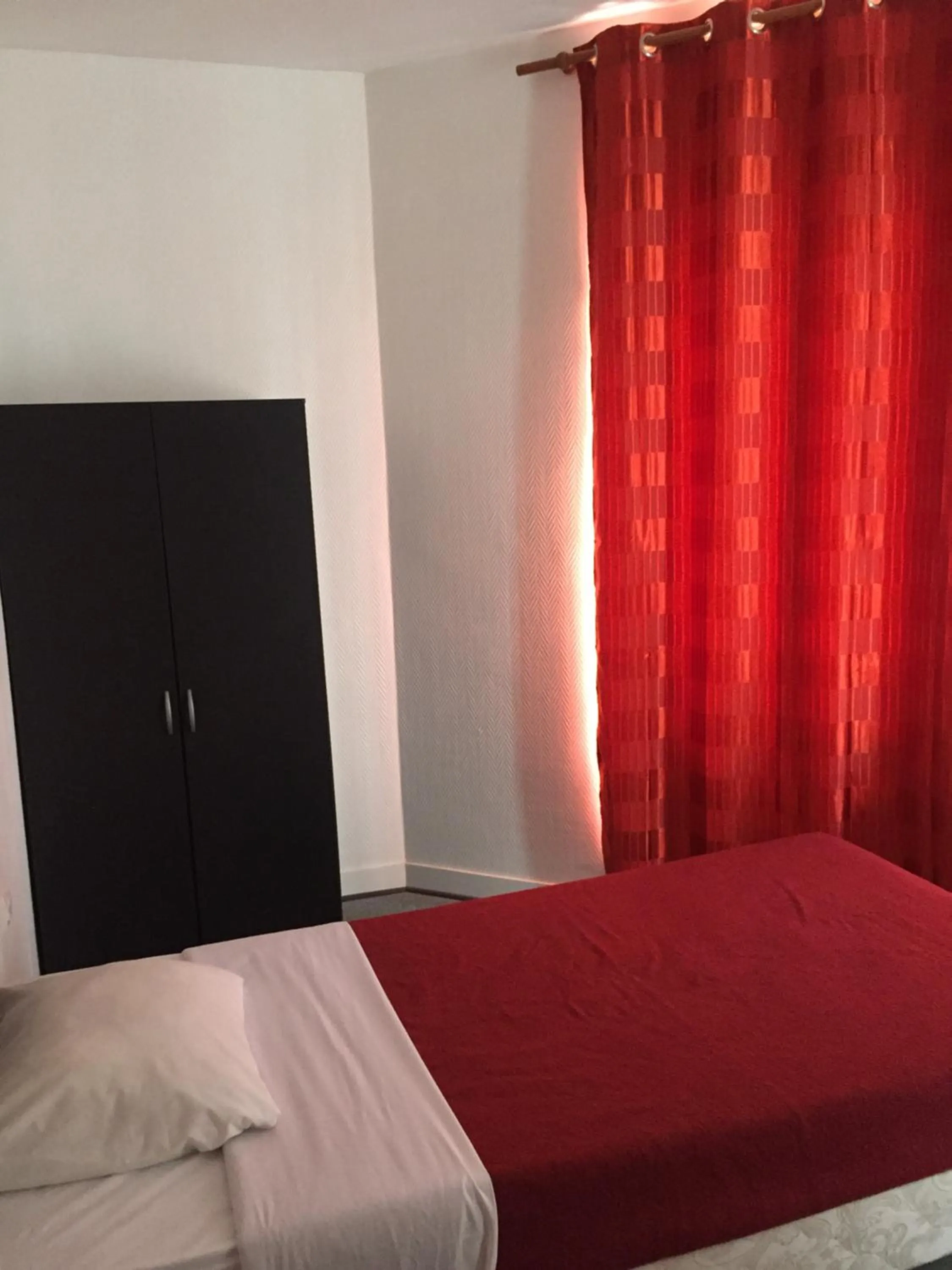 Bedroom, Bed in Hotel Chevallier