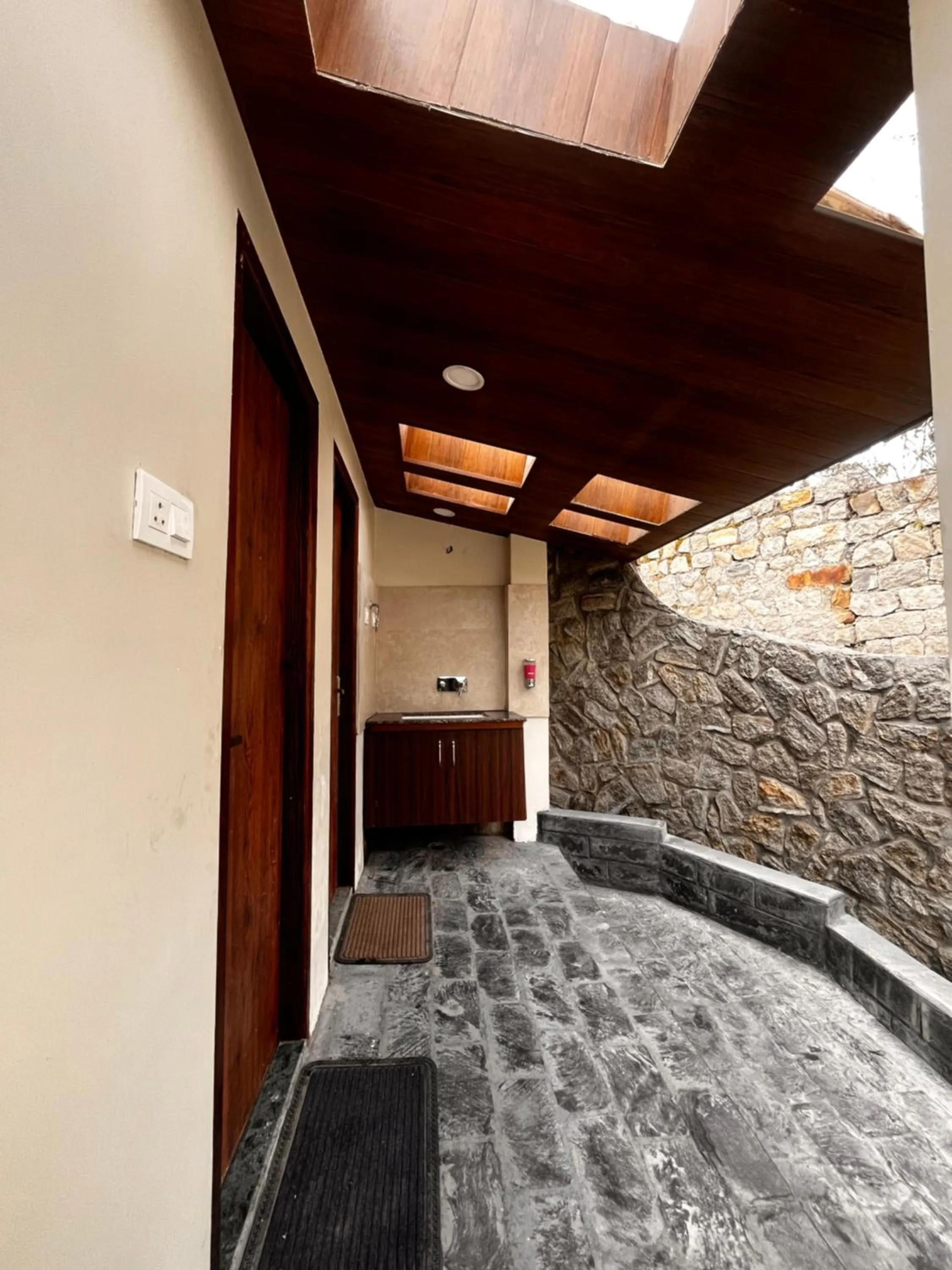 Tourist Hotel 10 minutes walking distance from the mall