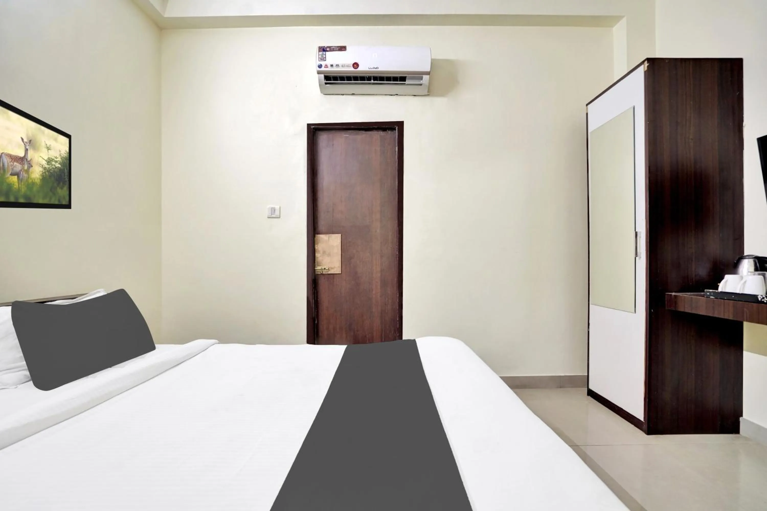 Bedroom, Bed in Super Hotel O Mani Bhai Patel