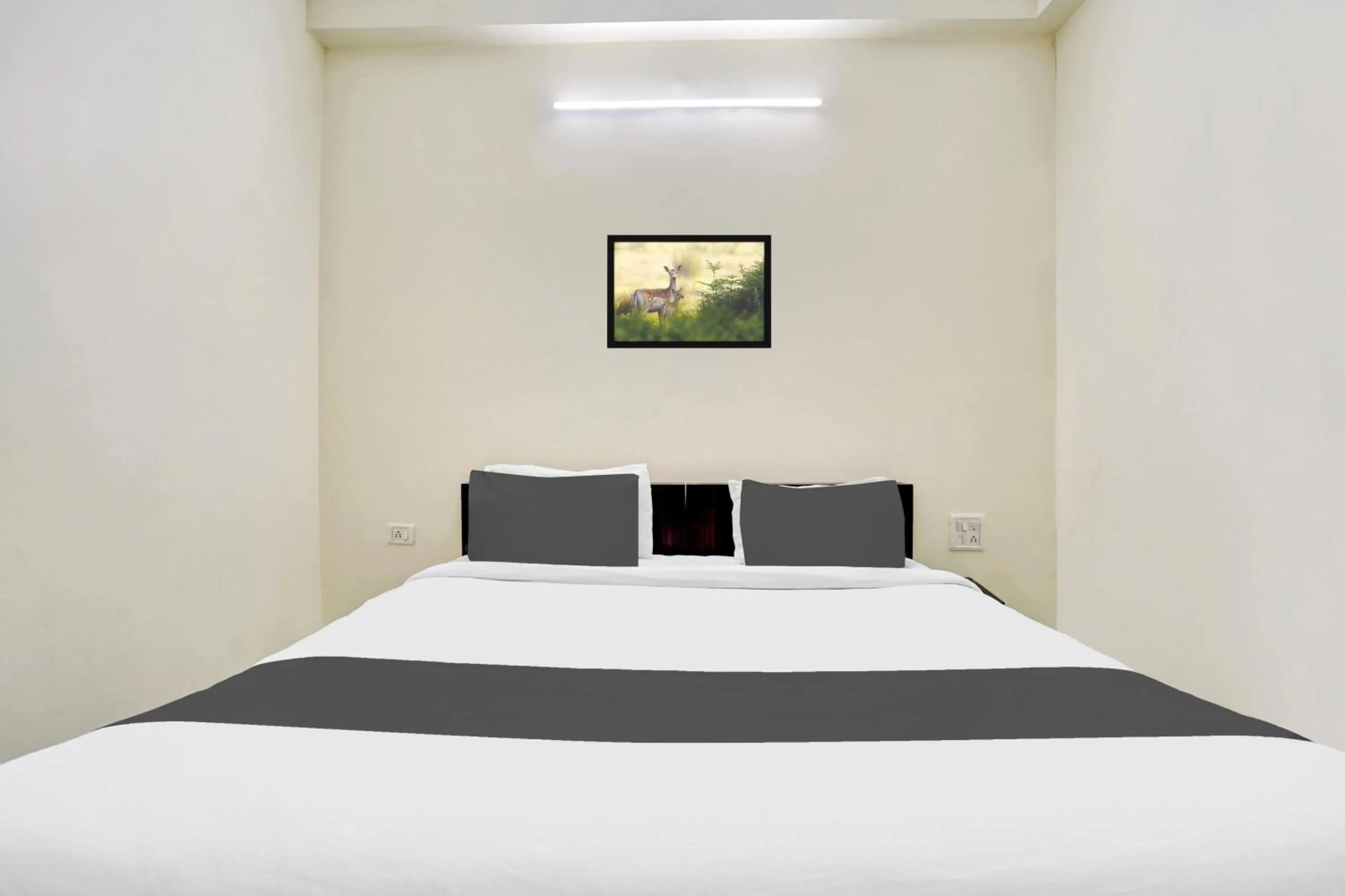 Bedroom, Bed in Super Hotel O Mani Bhai Patel