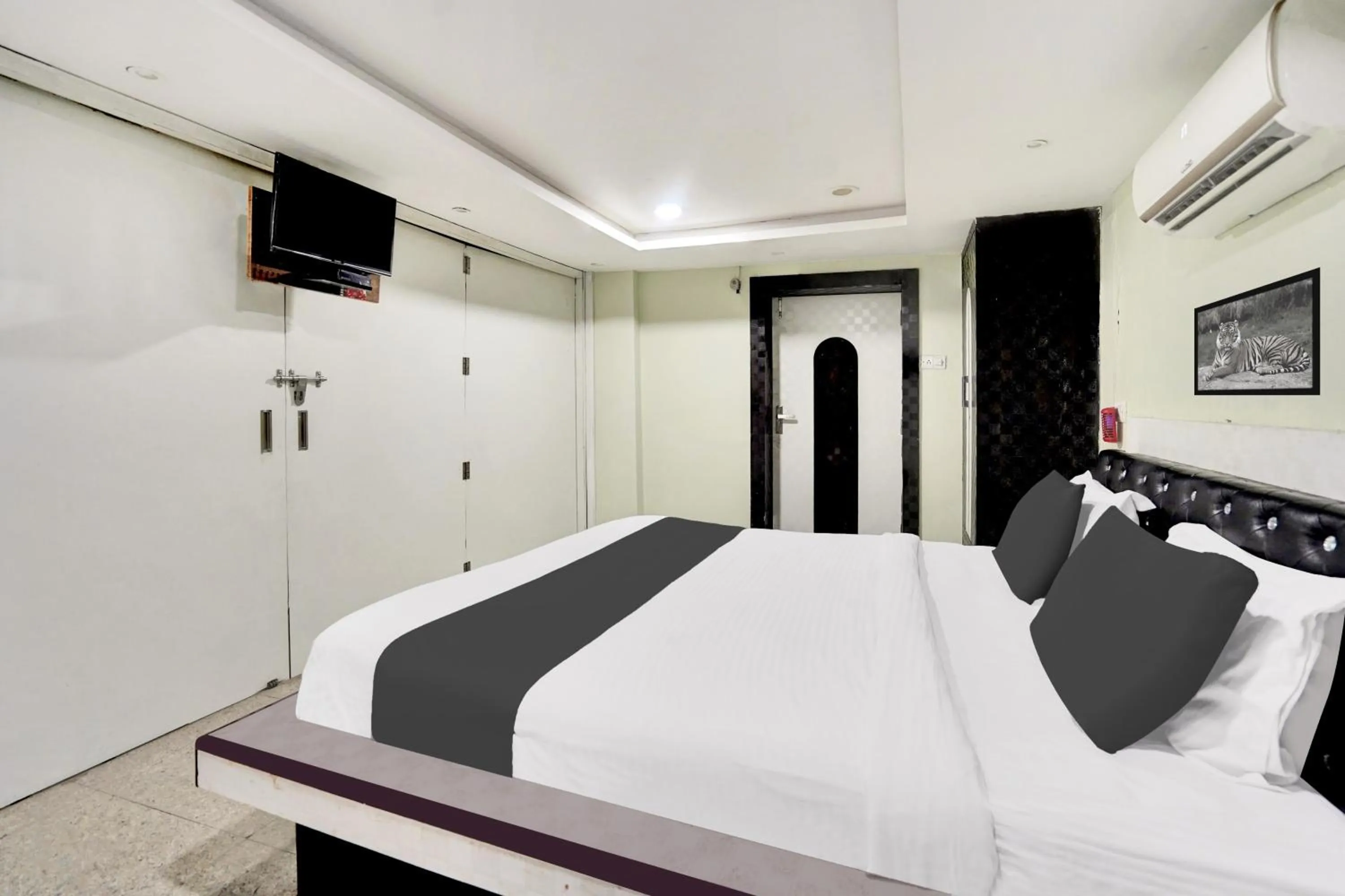 Bedroom, Bed in Super Hotel O Mani Bhai Patel