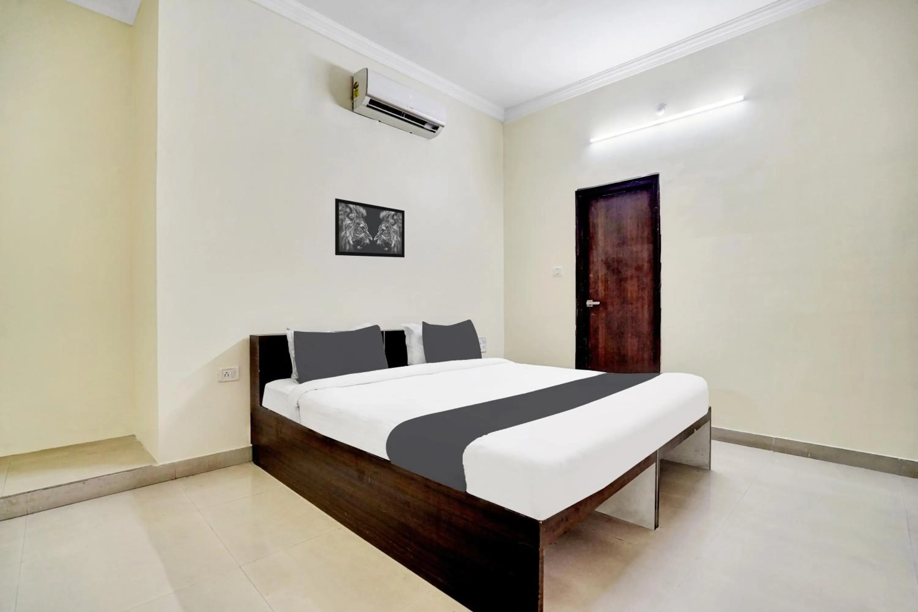 Bathroom, Bed in Super Hotel O Mani Bhai Patel