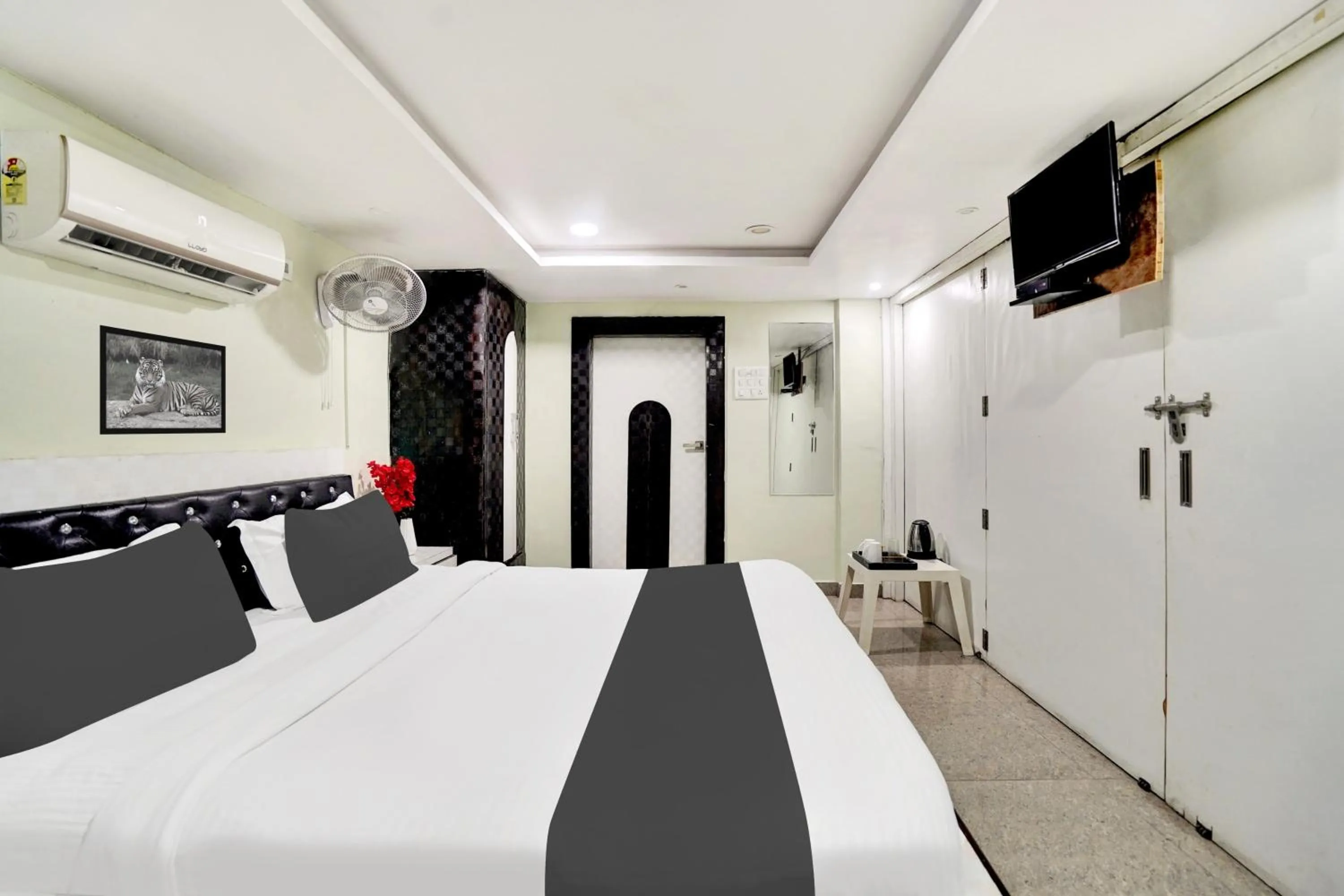 Bedroom, Bed in Super Hotel O Mani Bhai Patel