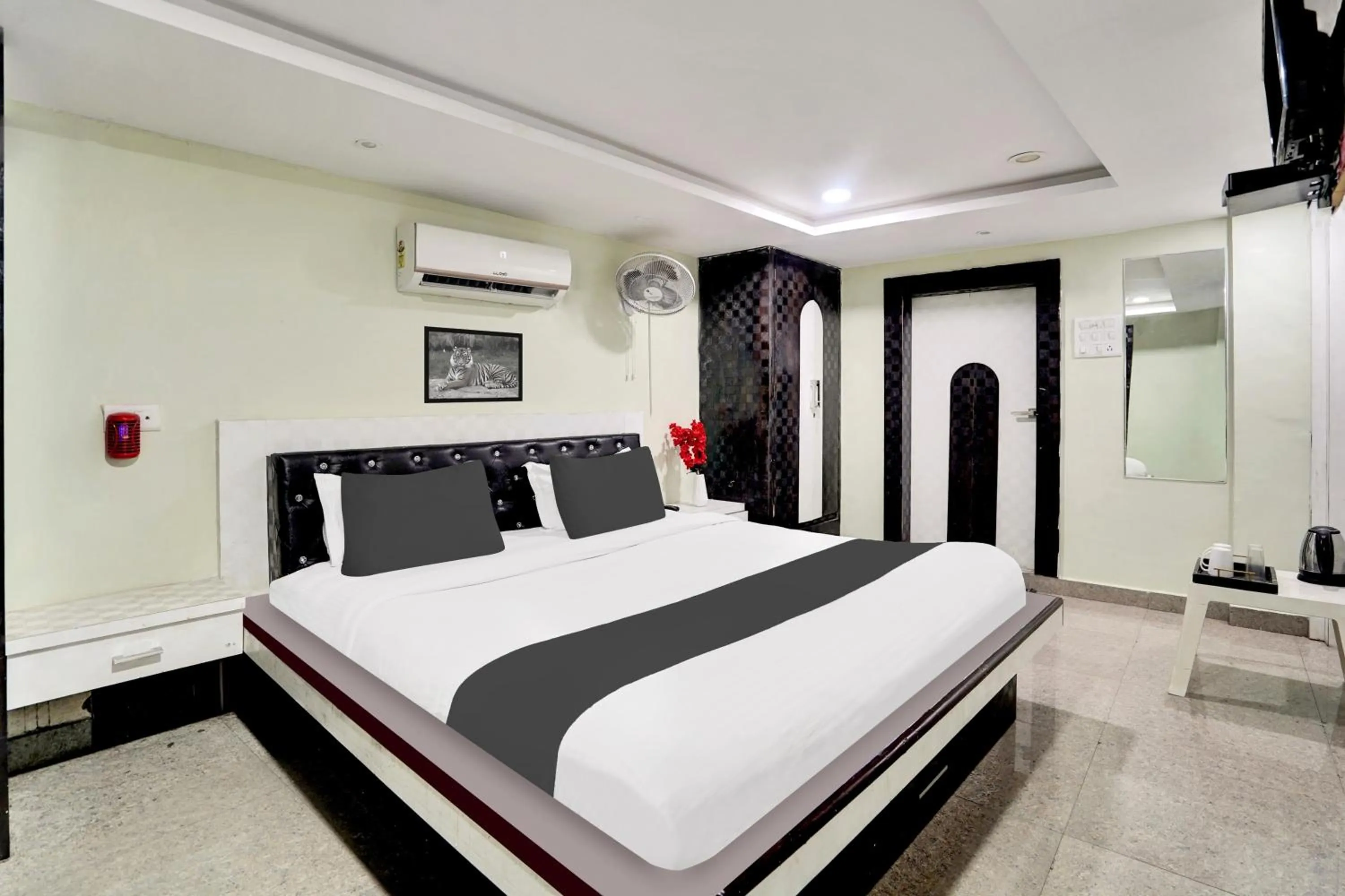Bedroom, Bed in Super Hotel O Mani Bhai Patel
