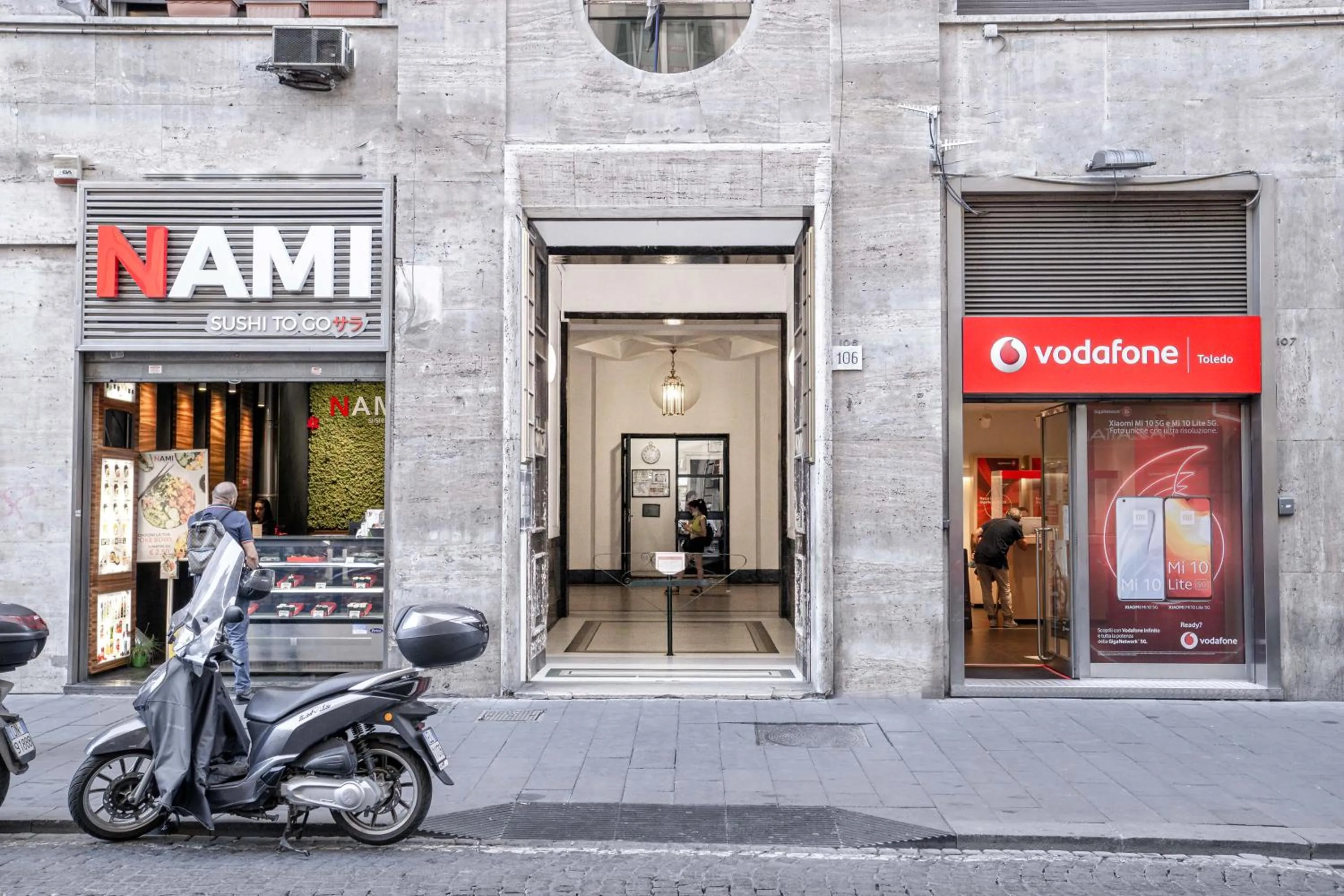 Facade/entrance in Piazza Carità