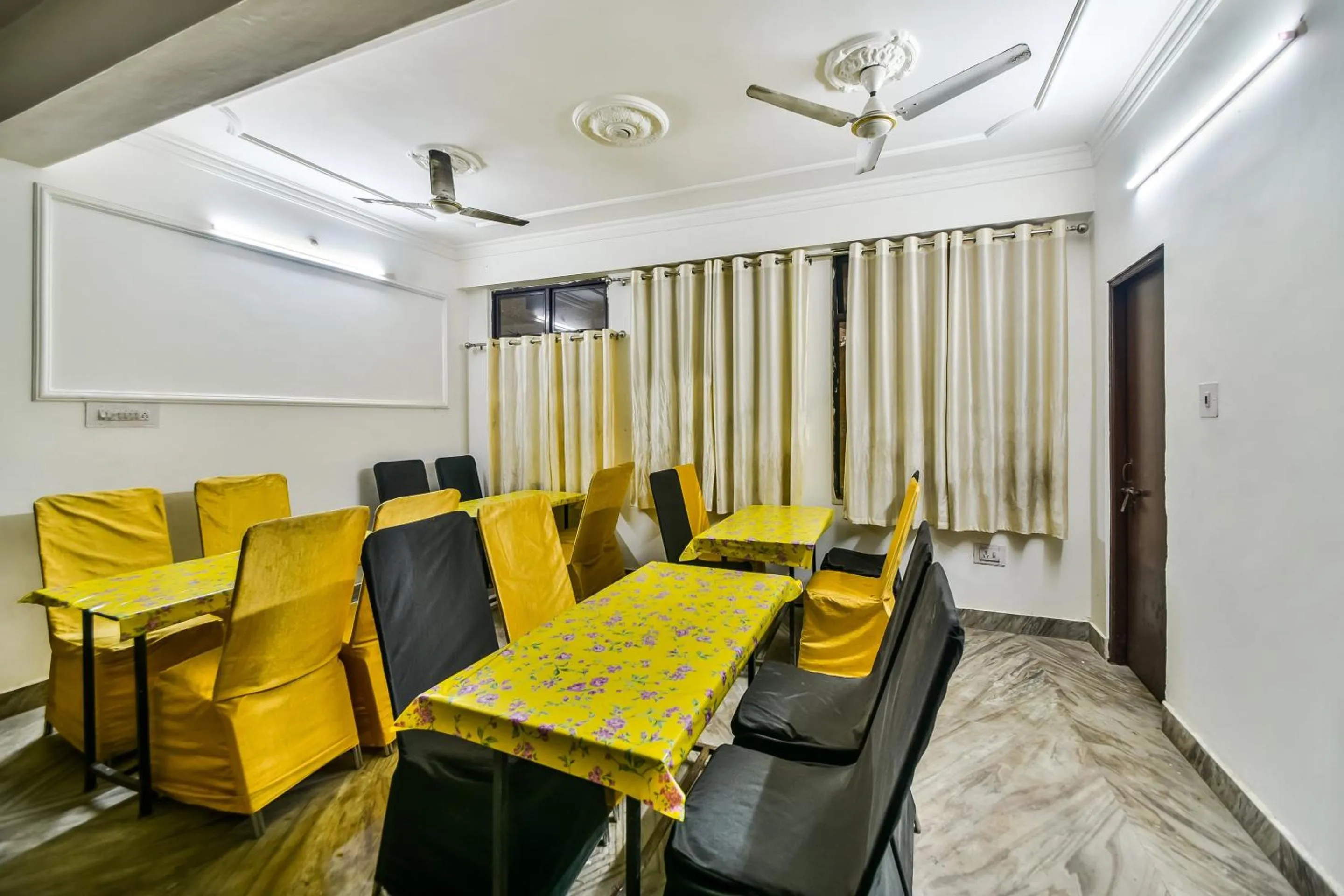 Restaurant/places to eat in Hotel O Tirupati Residency Kota Airport