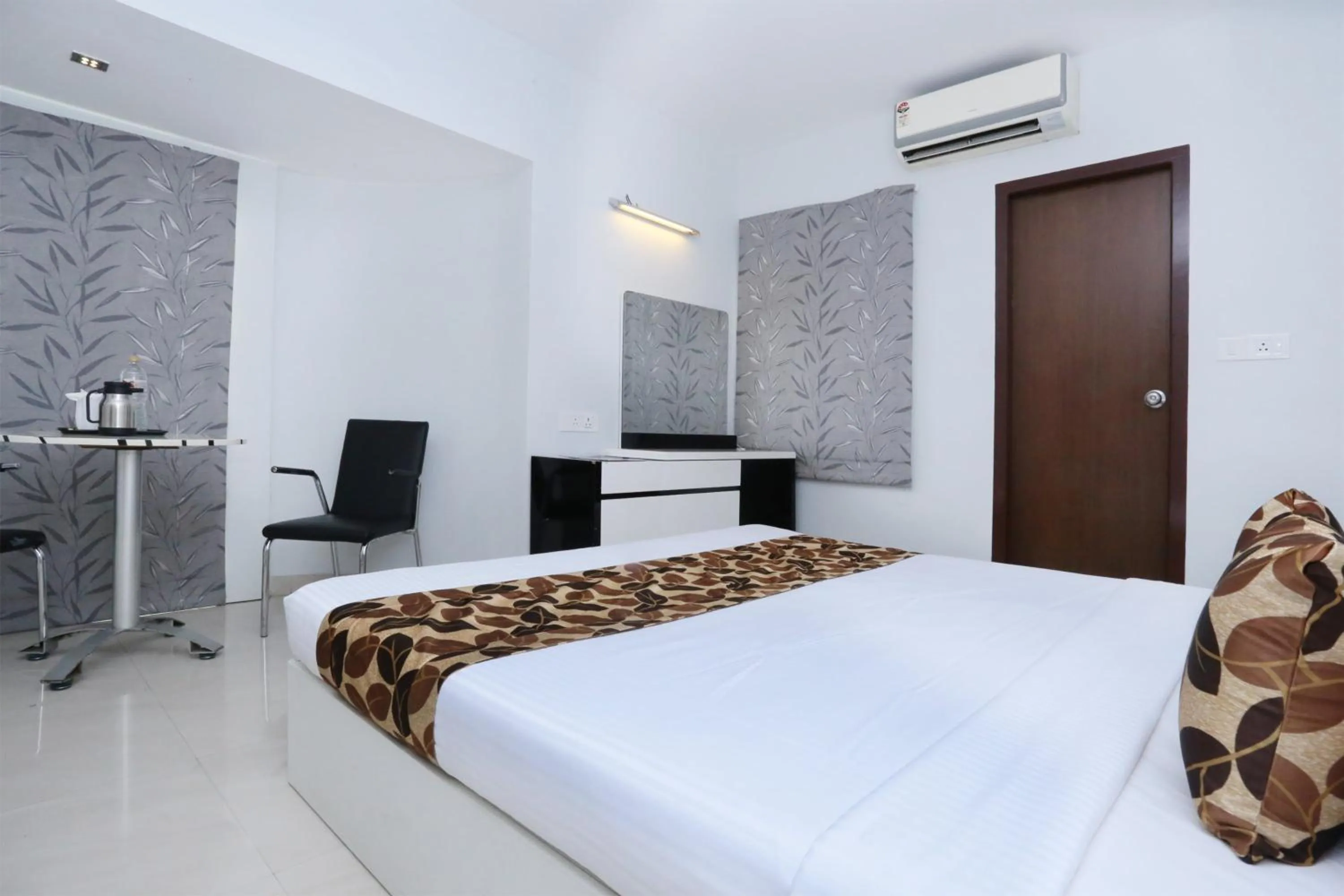 Bedroom, Bed in Super Townhouse Malabar Illam