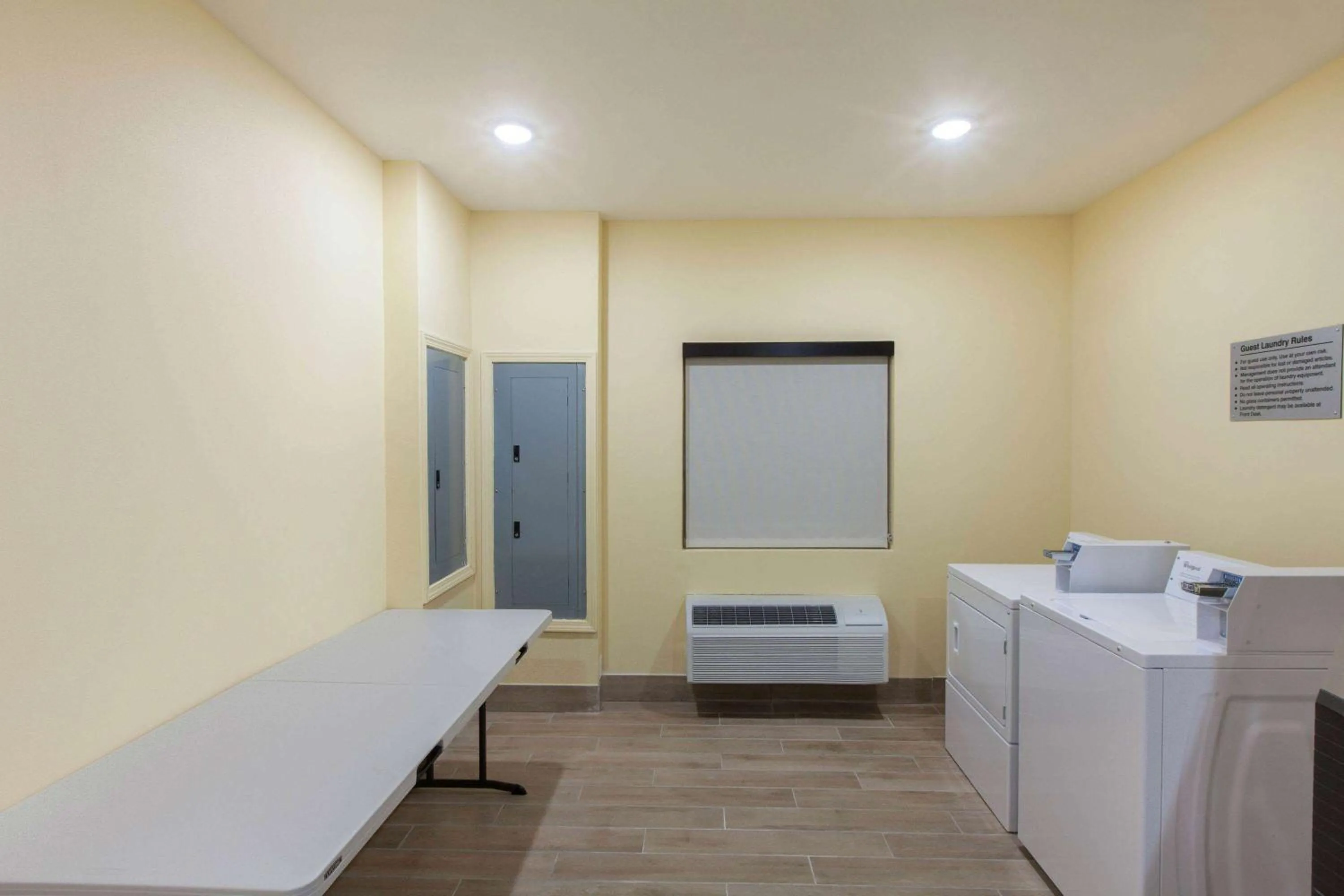 On site, Bed in Days Inn by Wyndham Baton Rouge Airport