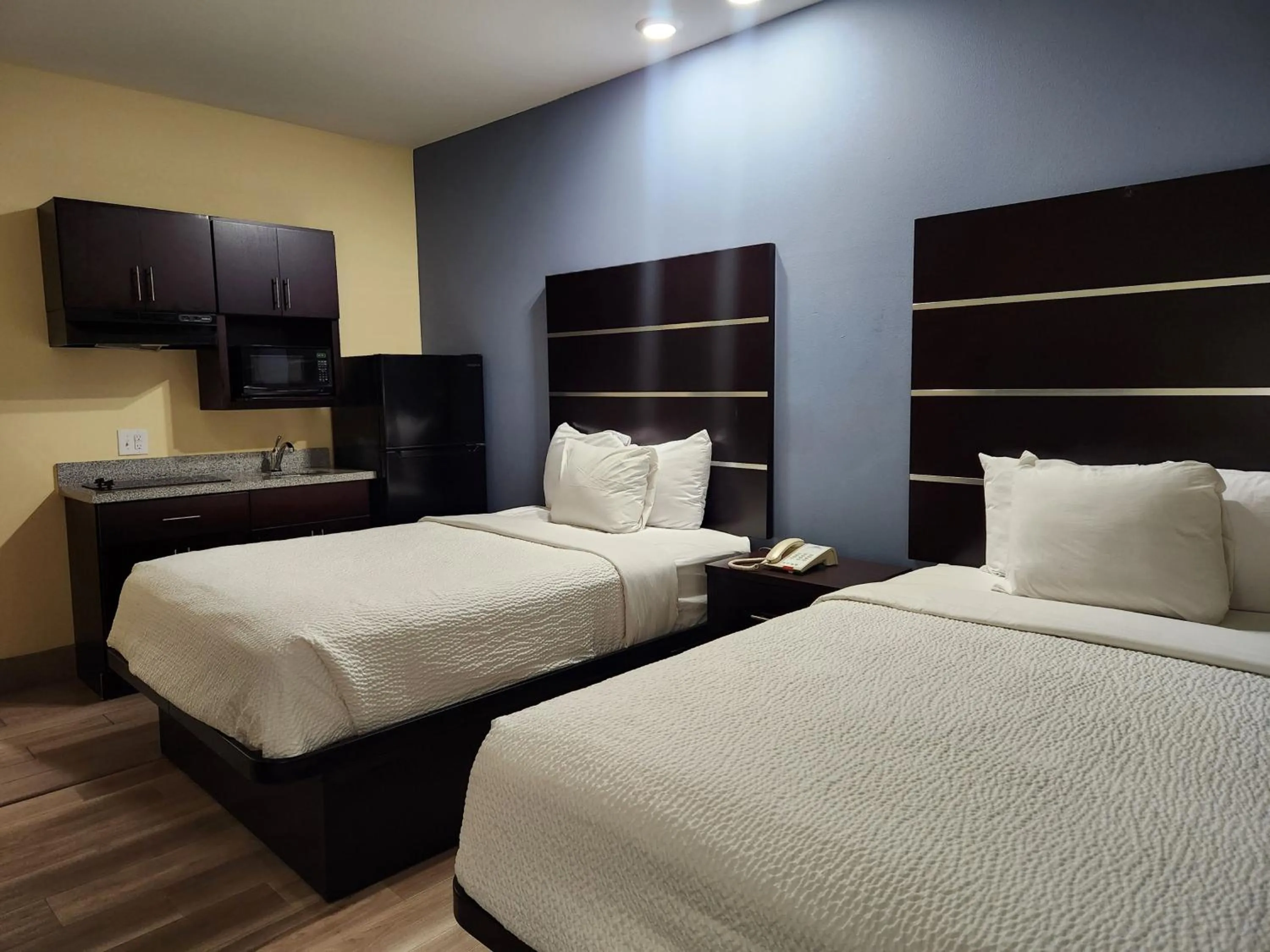 Bedroom, Bed in Days Inn by Wyndham Baton Rouge Airport