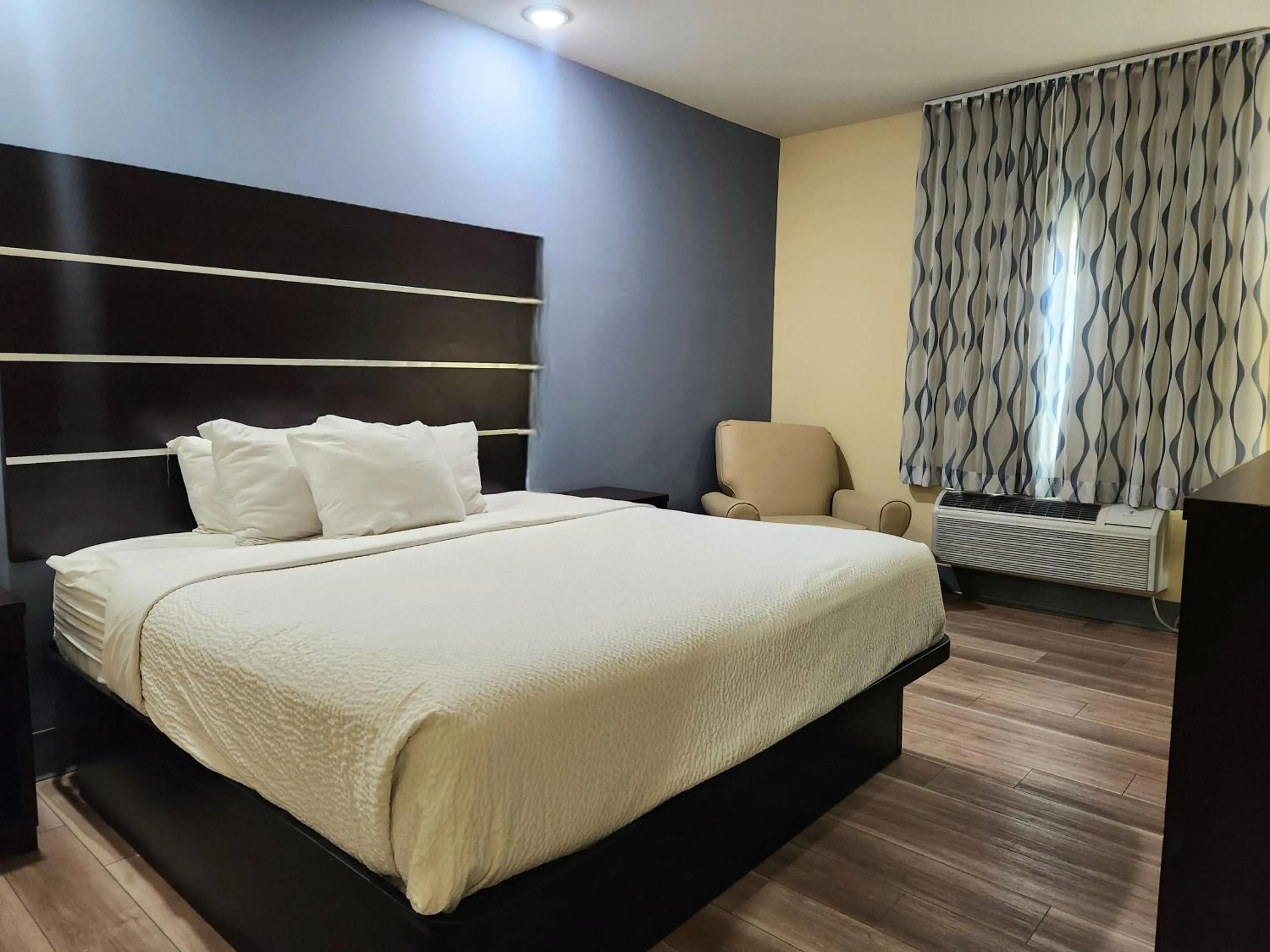 Bedroom, Bed in Days Inn by Wyndham Baton Rouge Airport