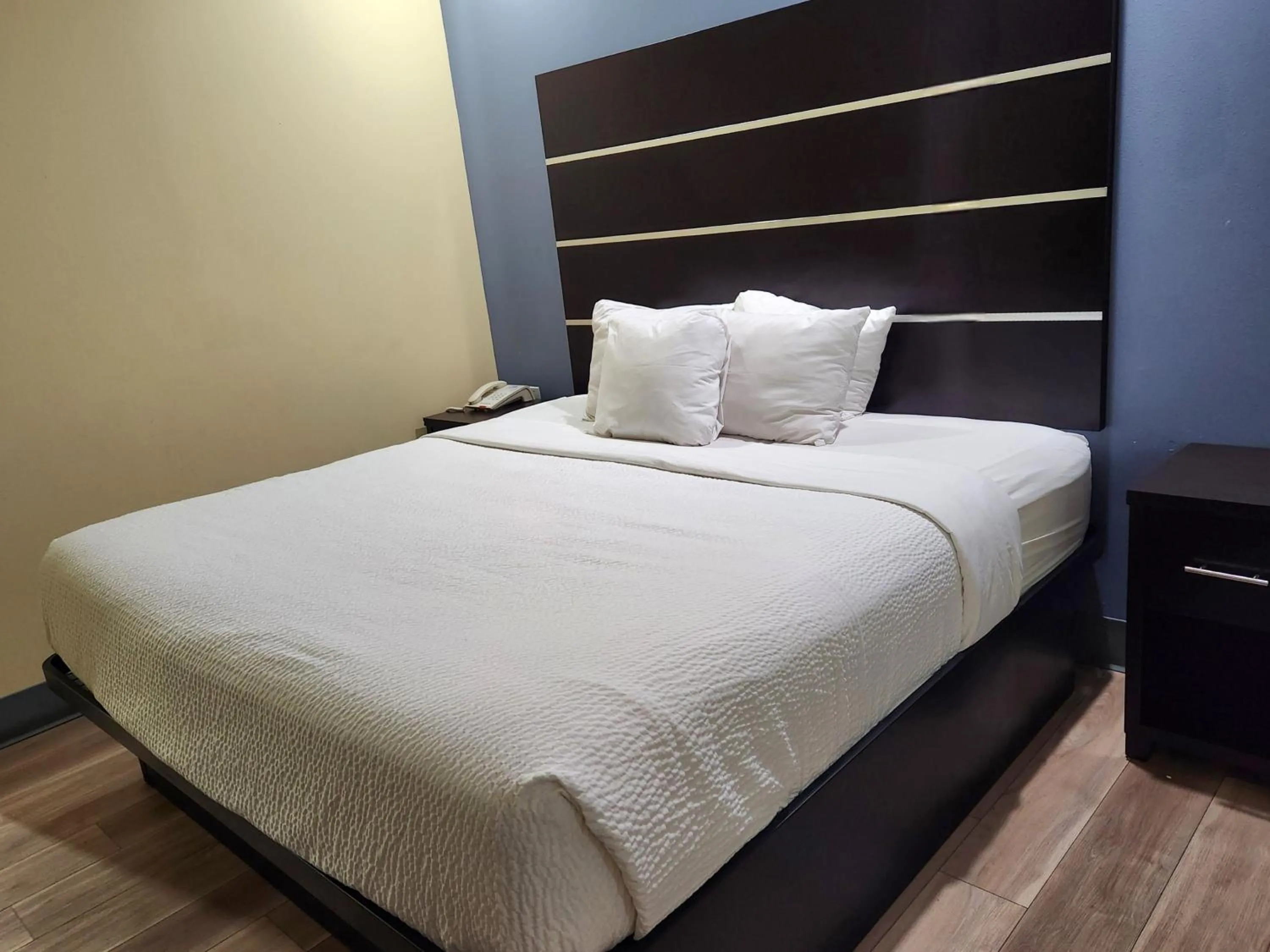 Bedroom, Bed in Days Inn by Wyndham Baton Rouge Airport