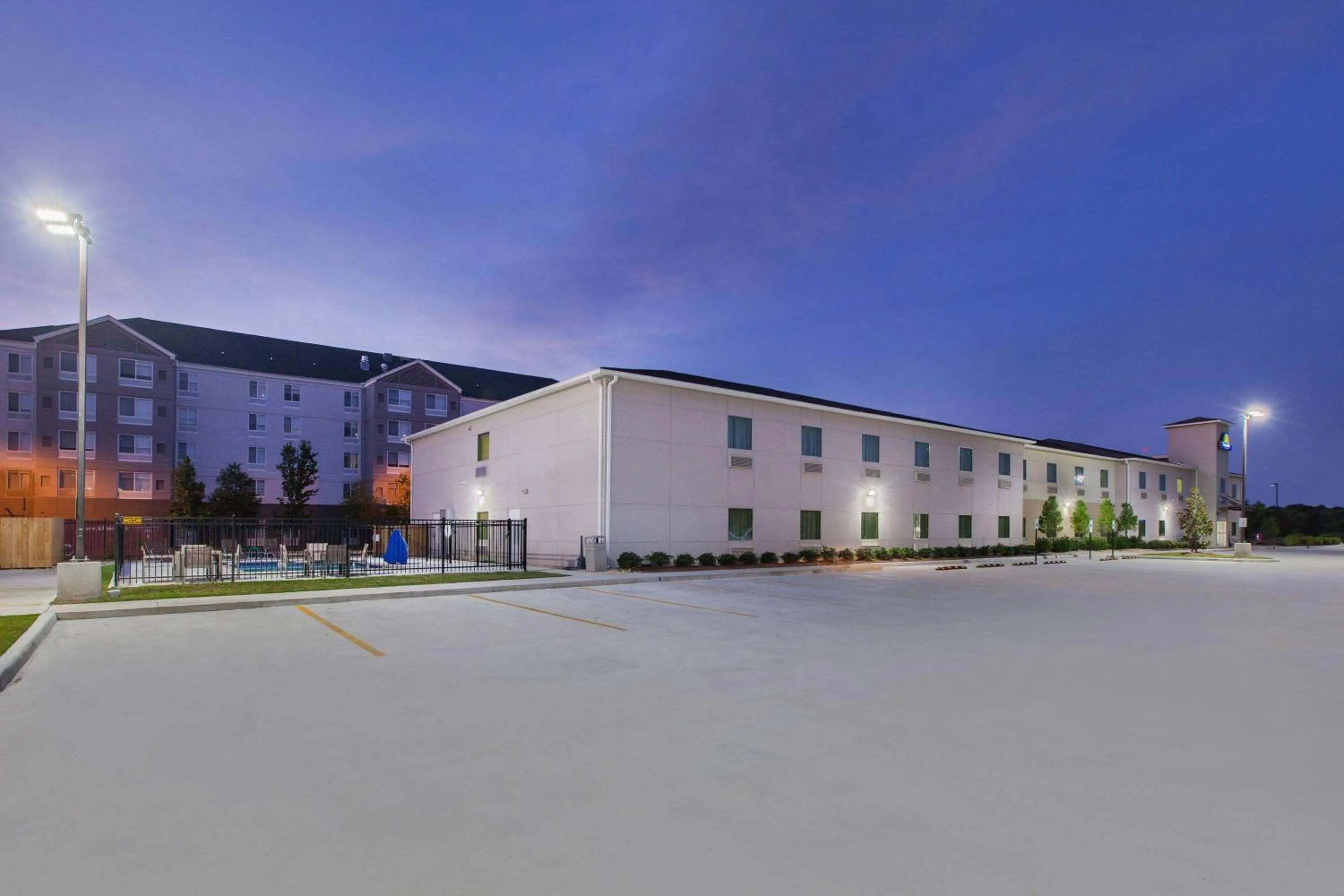 Property building in Days Inn by Wyndham Baton Rouge Airport