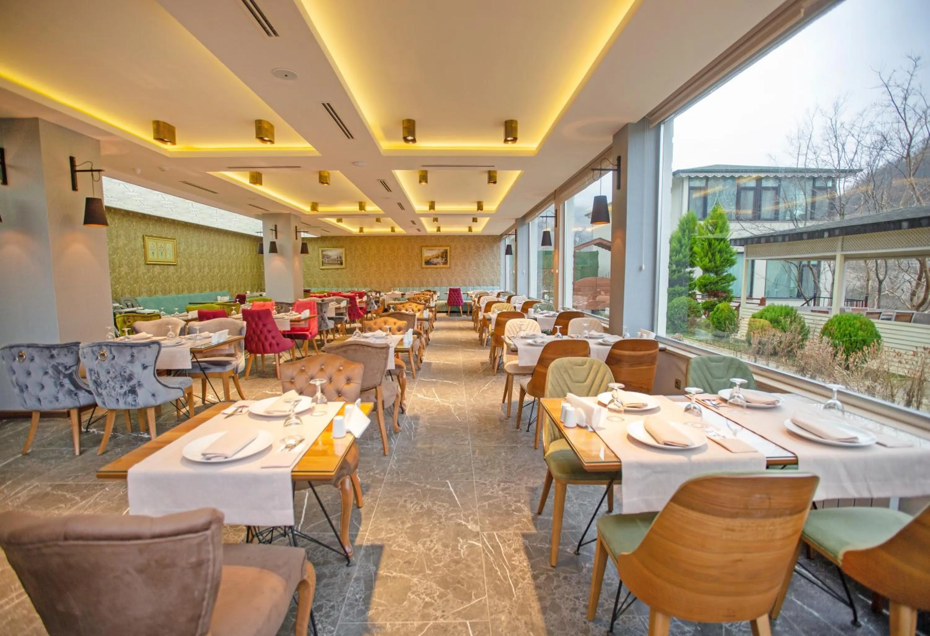 Restaurant/places to eat in Jolnar garden hotel