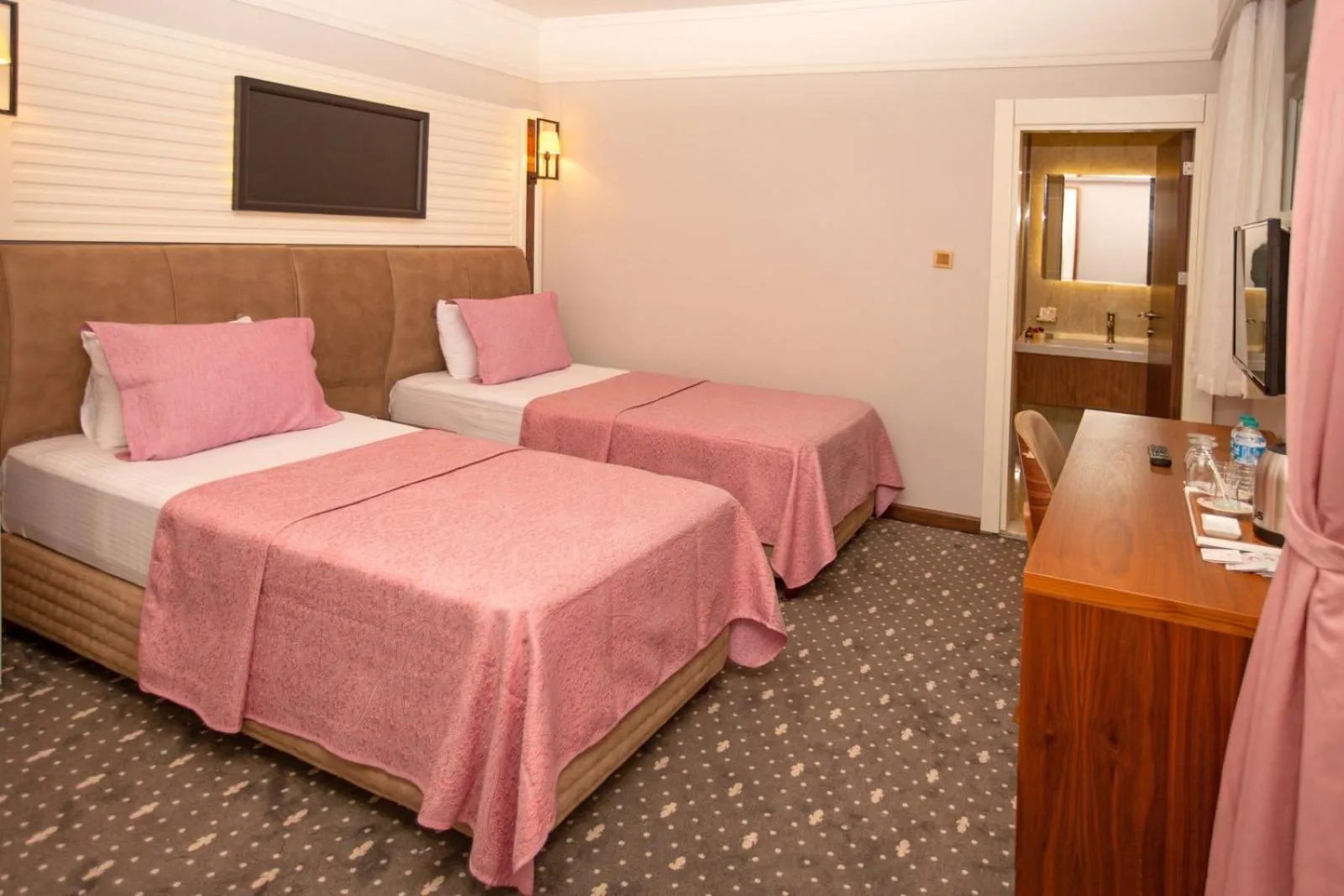 Bed in Jolnar garden hotel