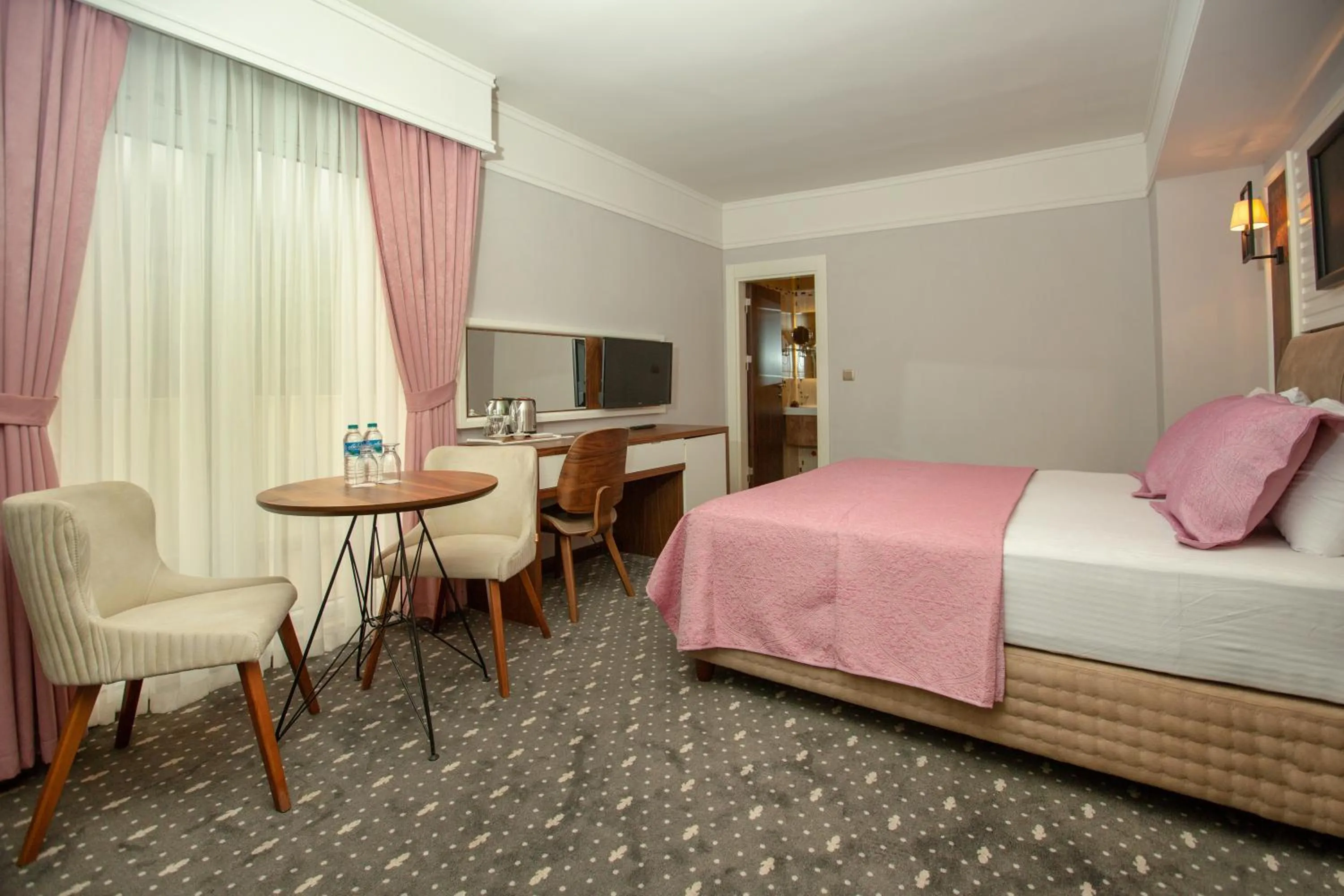 Communal lounge/ TV room in Jolnar garden hotel