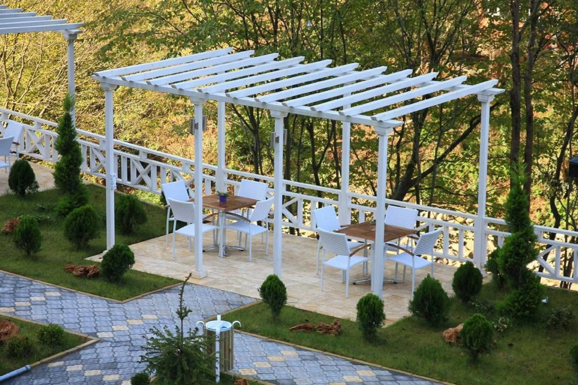 Patio in Jolnar garden hotel