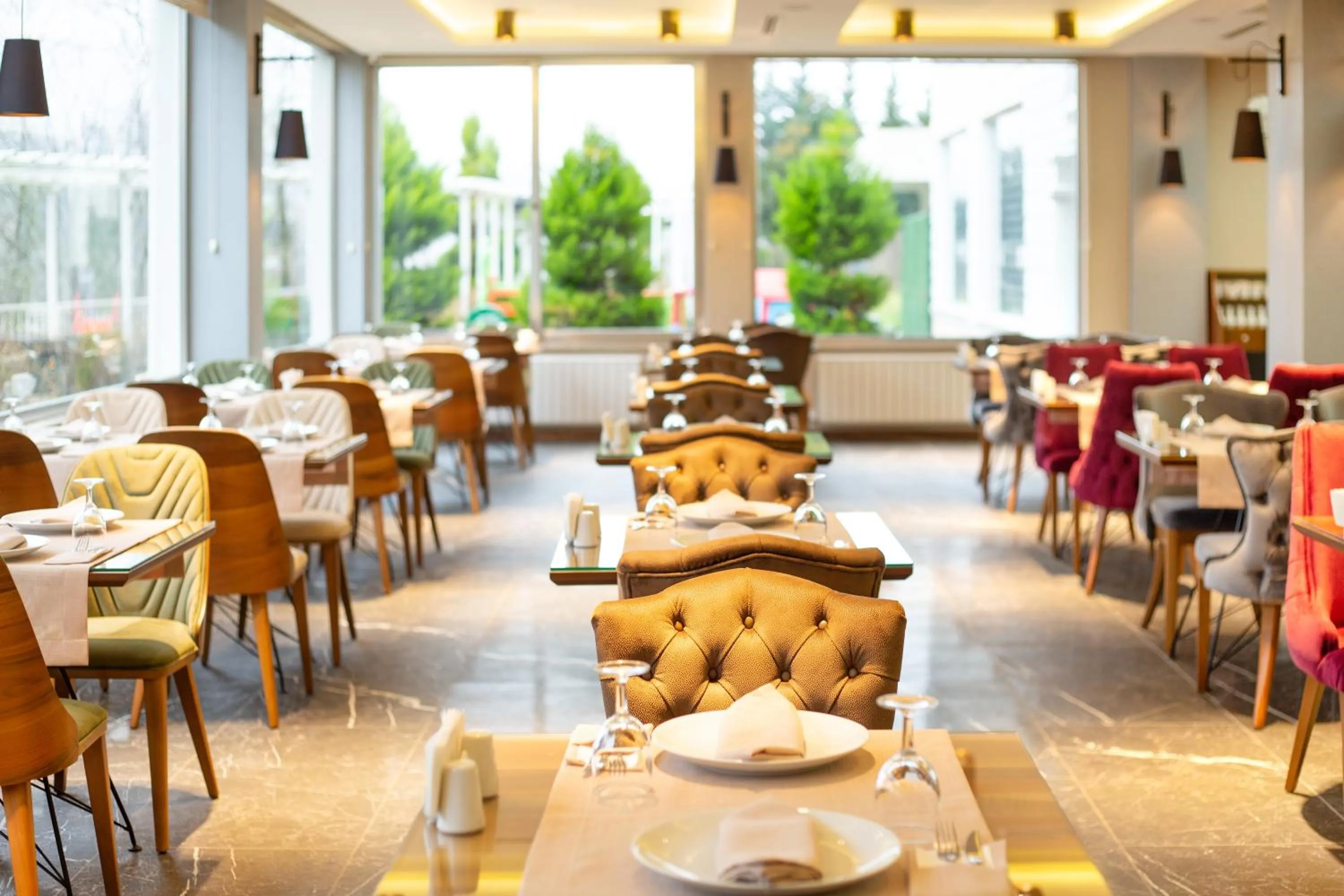 Restaurant/places to eat in Jolnar garden hotel