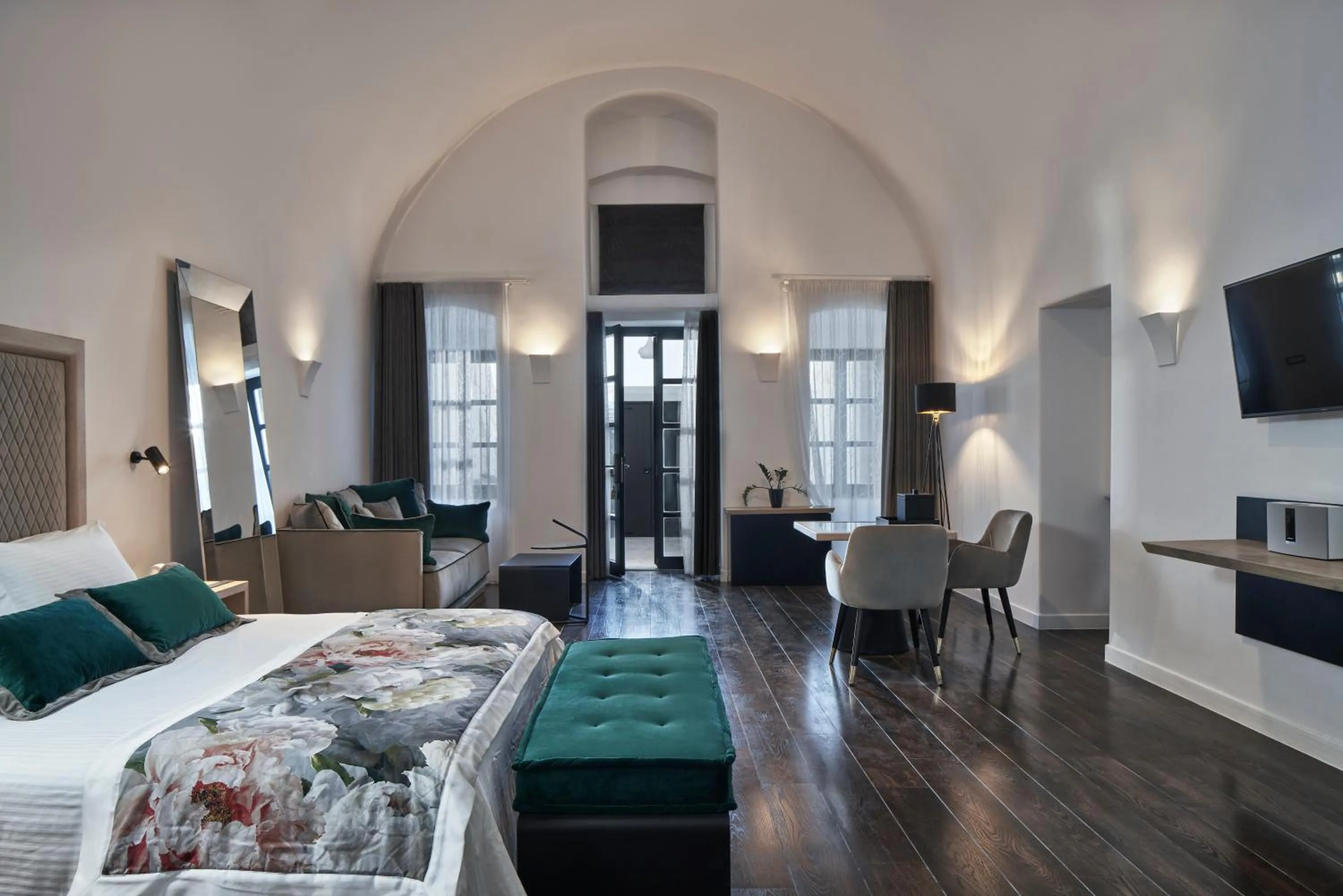 Bedroom, Bed in Katikies Garden Santorini - The Leading Hotels Of The World