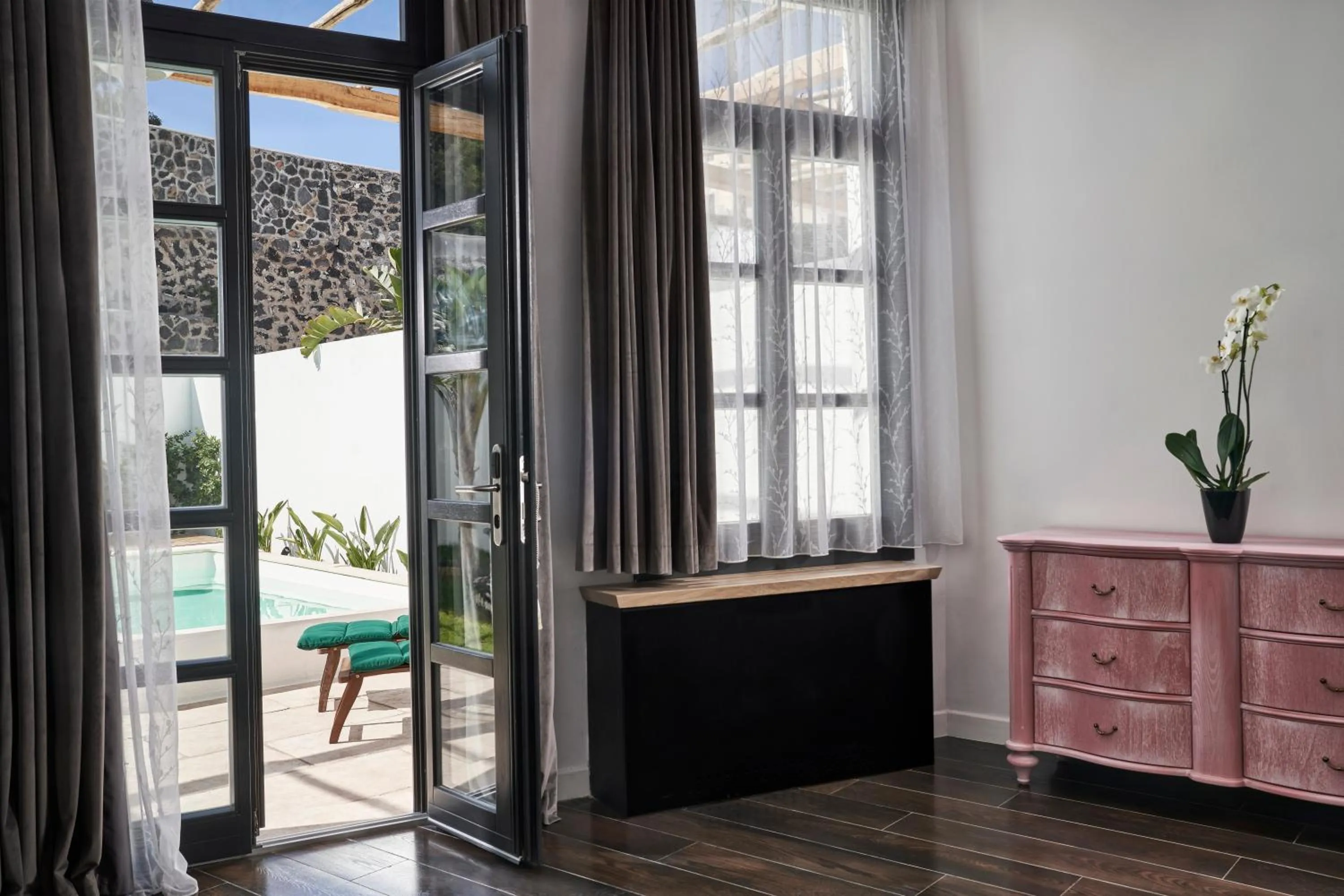 Bedroom in Katikies Garden Santorini - The Leading Hotels Of The World