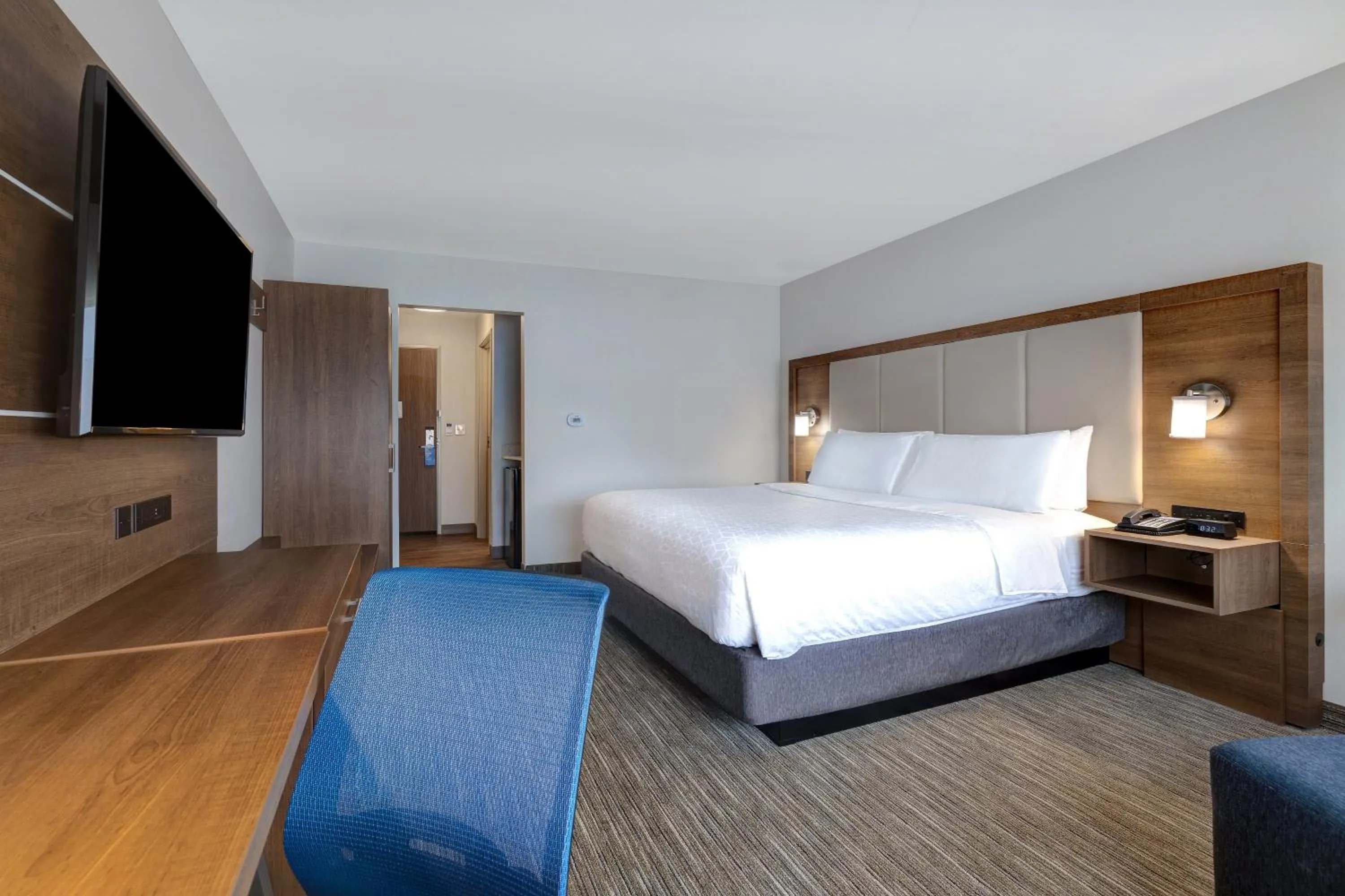 Photo of the whole room, Bed in Holiday Inn Express & Suites - Brighton by IHG