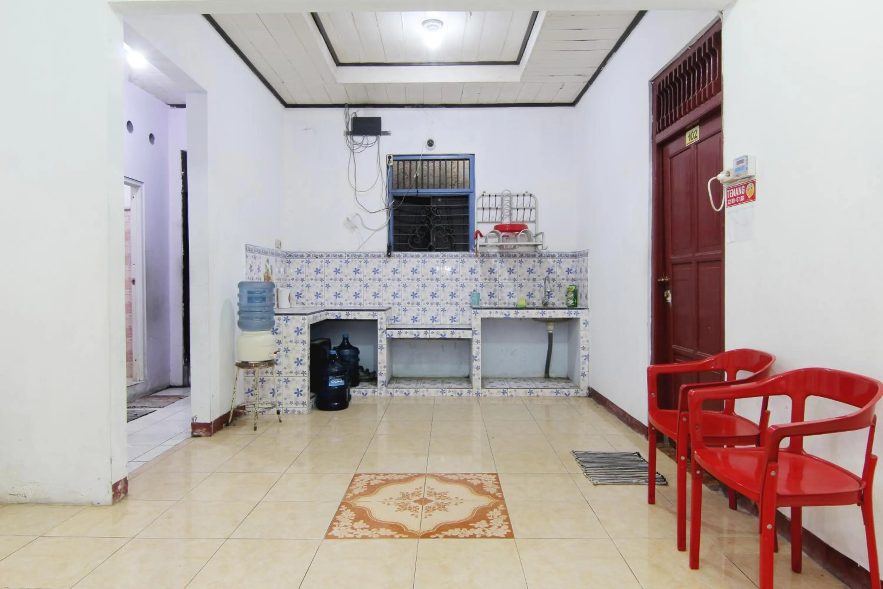 Communal kitchen in Arjuna Hostel