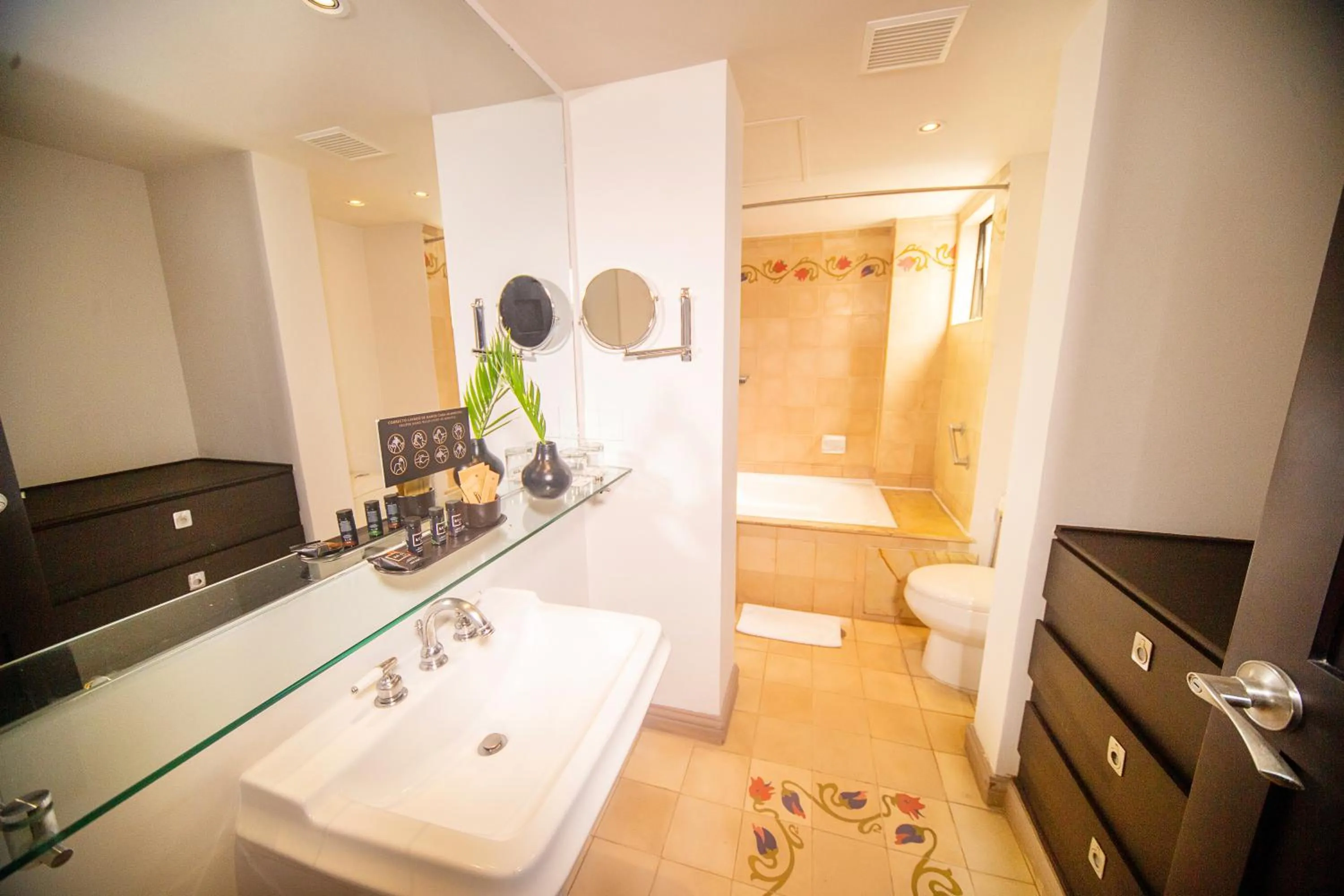 Bathroom in Movich Casa del Alferez