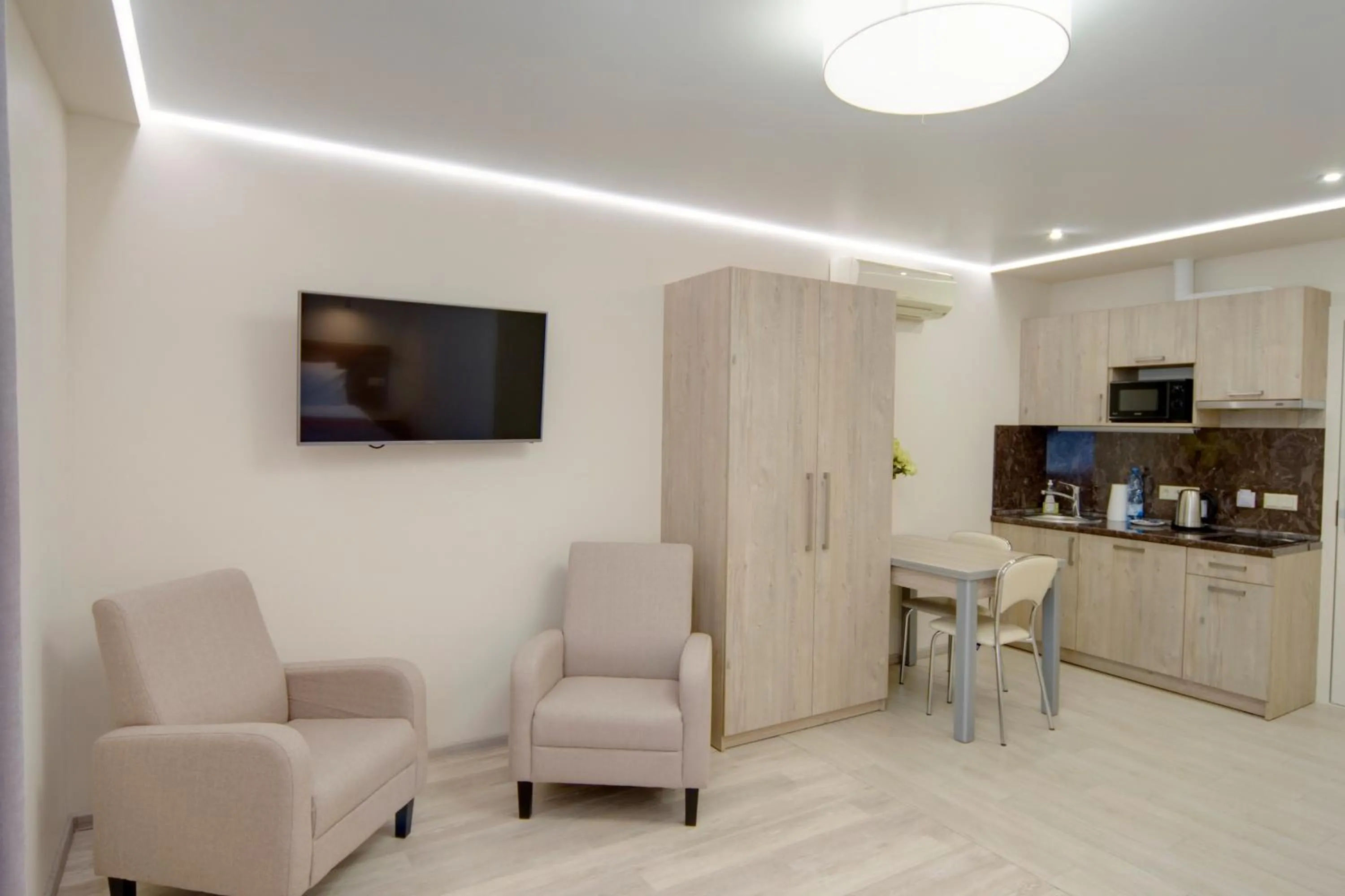 Communal lounge/ TV room in Arena Summit Apart Hotel