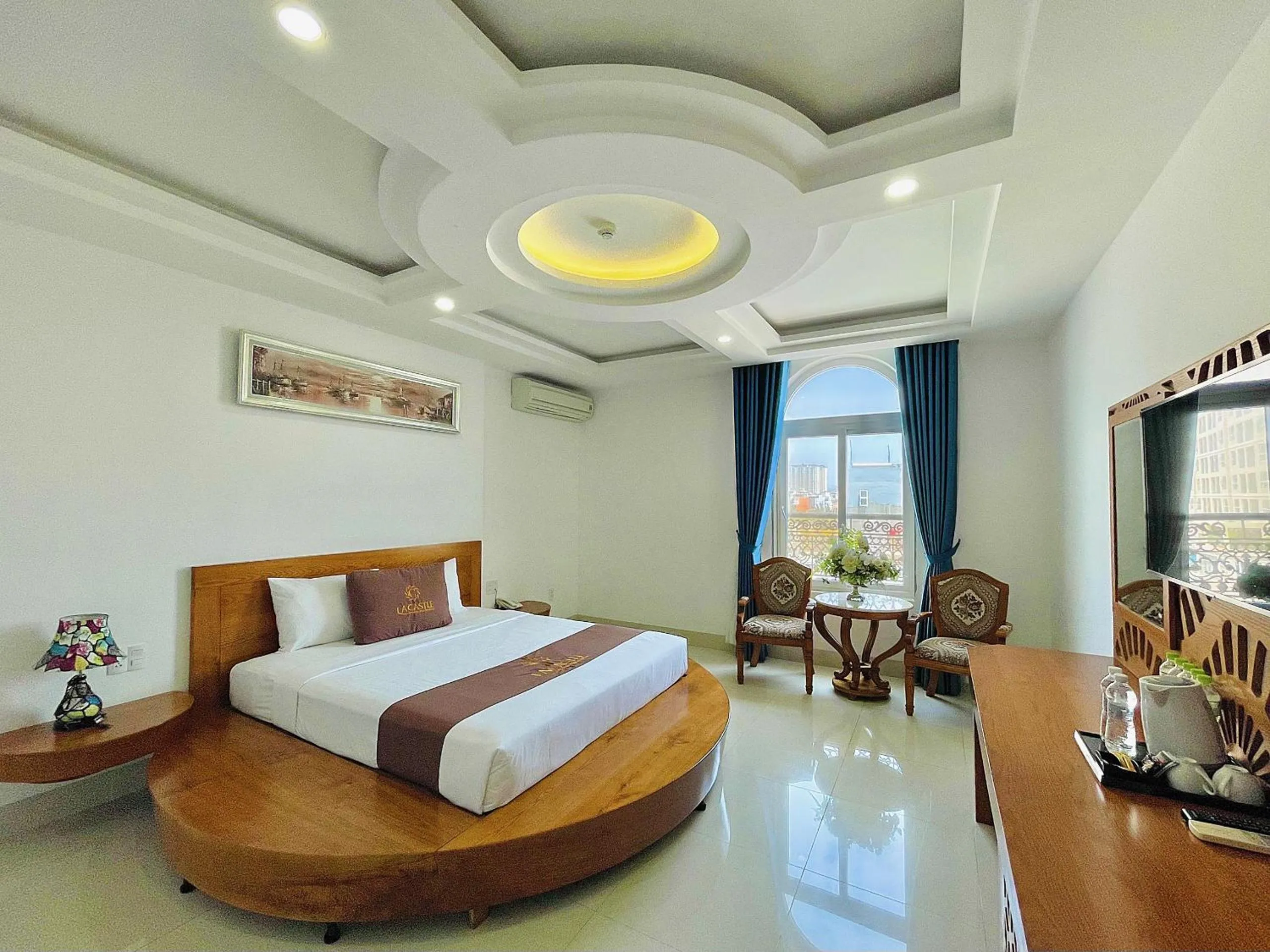 Photo of the whole room, Bed in La Castle