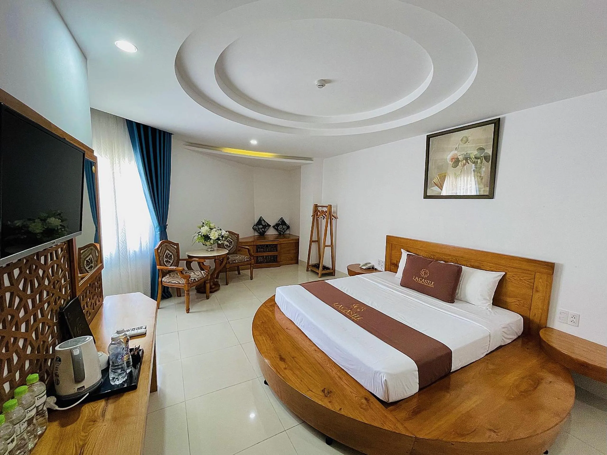 Photo of the whole room, Bed in La Castle