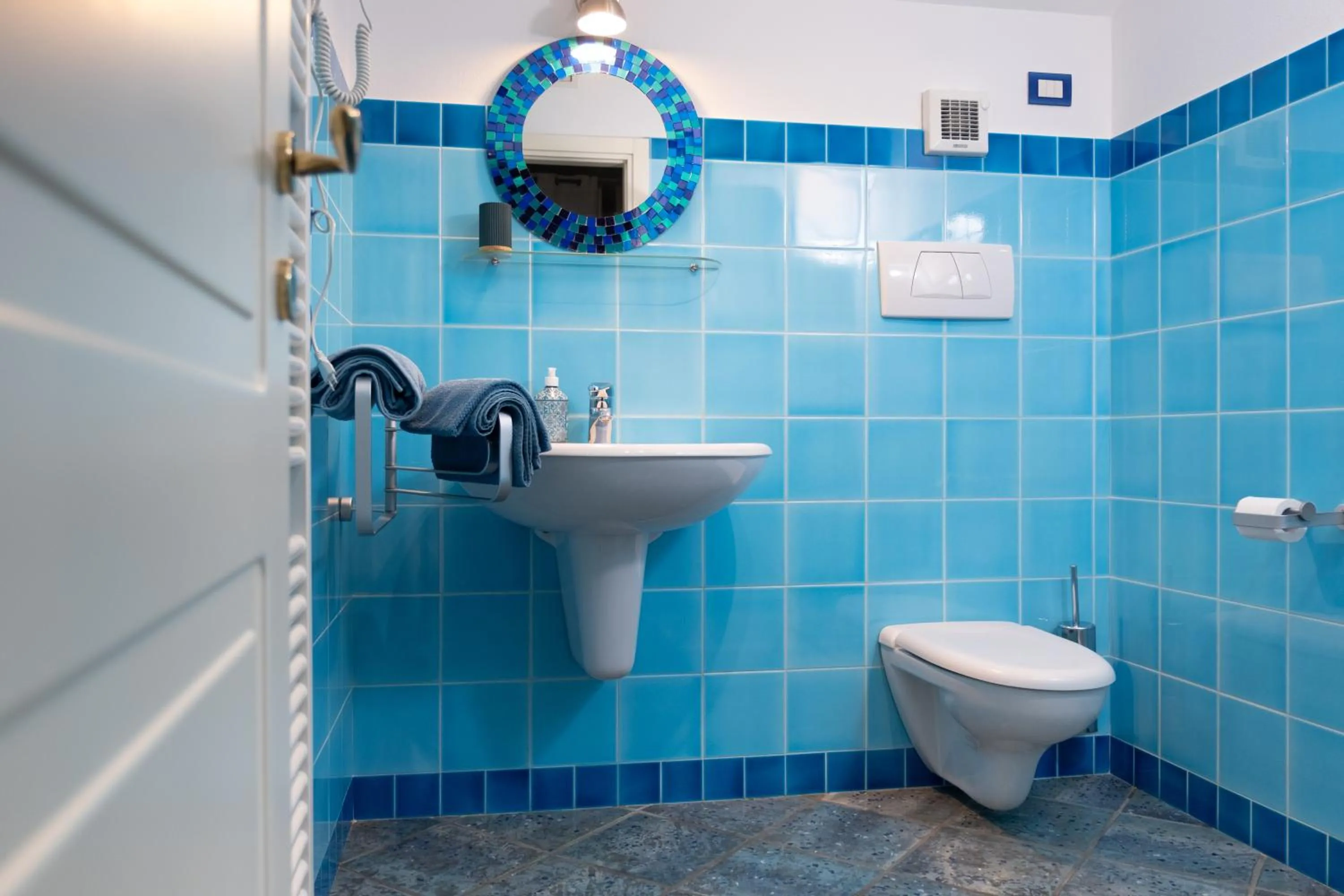 Toilet in Rosa Tea B&B