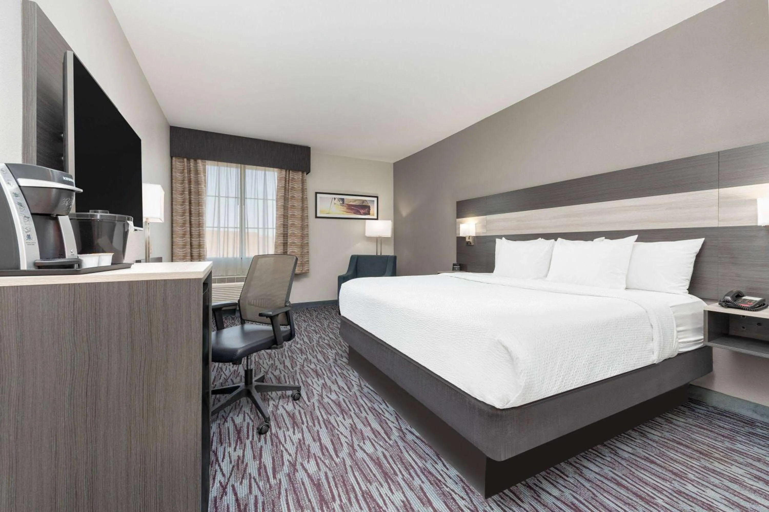 Photo of the whole room, Bed in La Quinta by Wyndham Allen at The Village